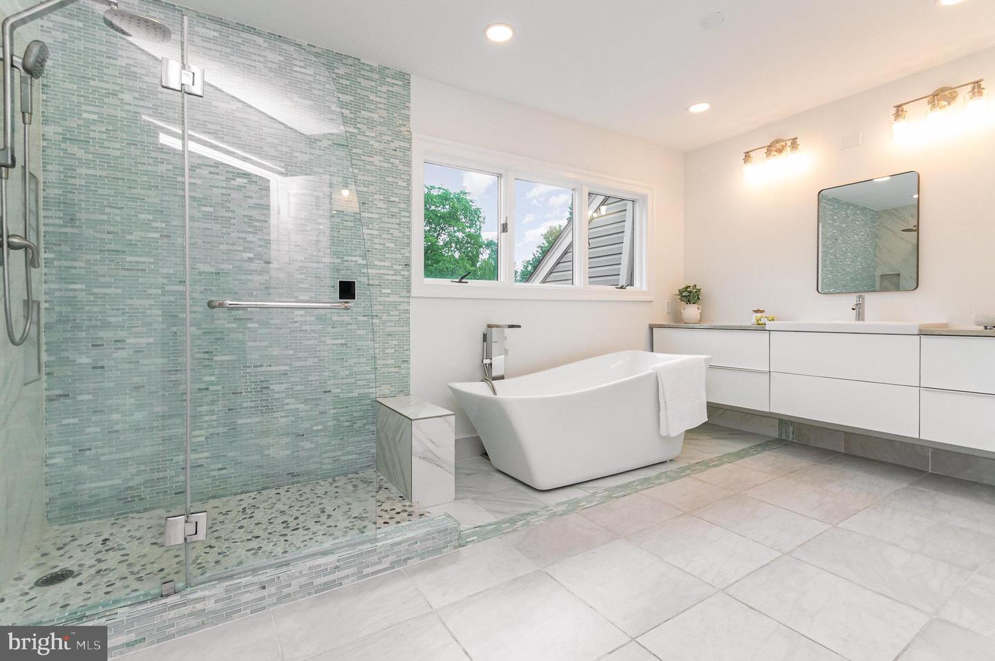 2091 HUNTERS CREST WAY, VIENNA, Virginia 22181, 6 Bedrooms Bedrooms, ,5 BathroomsBathrooms,Residential,For sale,2091 HUNTERS CREST WAY,VAFX2212048 MLS # VAFX2212048