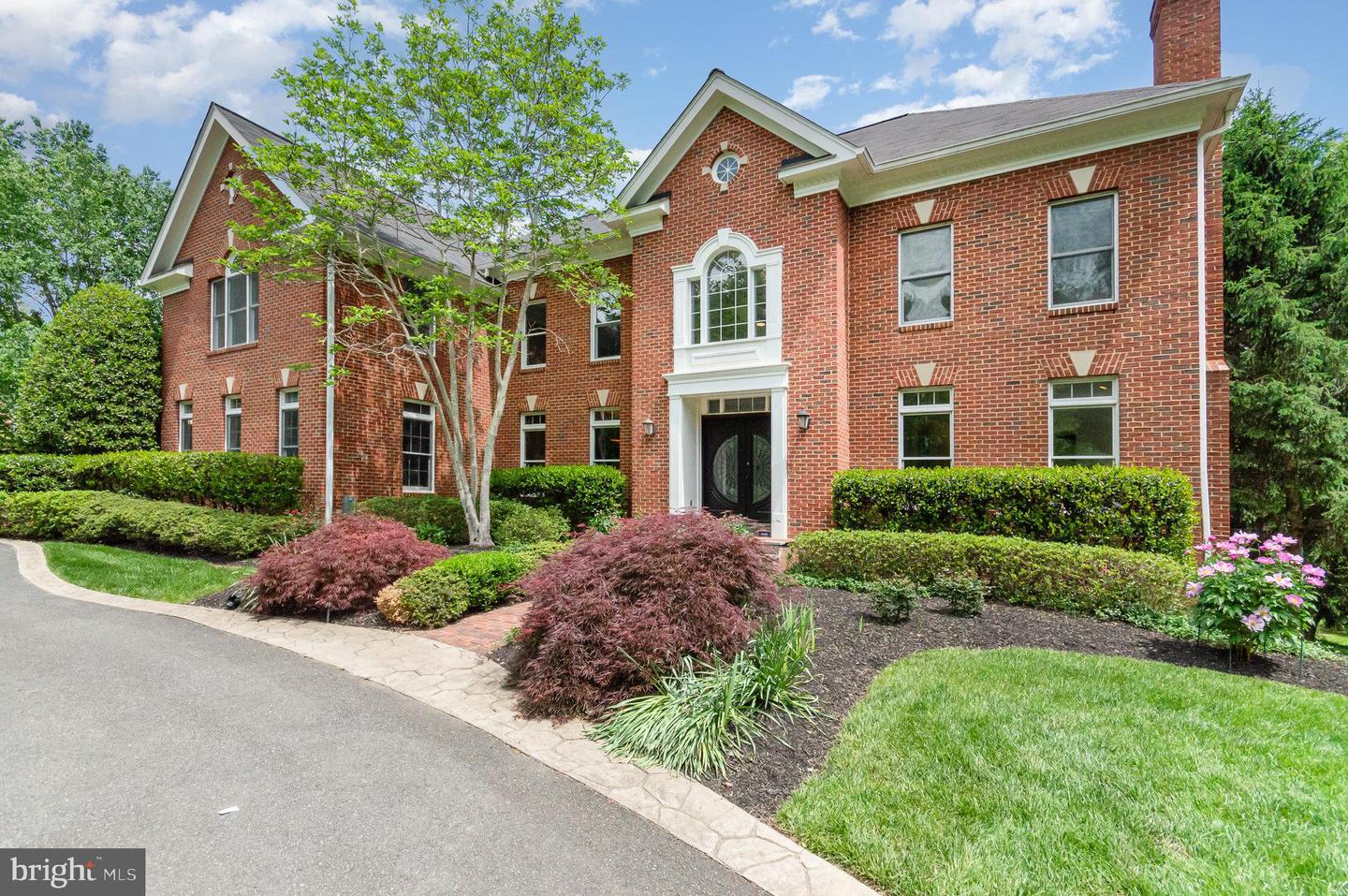 2091 HUNTERS CREST WAY, VIENNA, Virginia 22181, 6 Bedrooms Bedrooms, ,5 BathroomsBathrooms,Residential,For sale,2091 HUNTERS CREST WAY,VAFX2212048 MLS # VAFX2212048