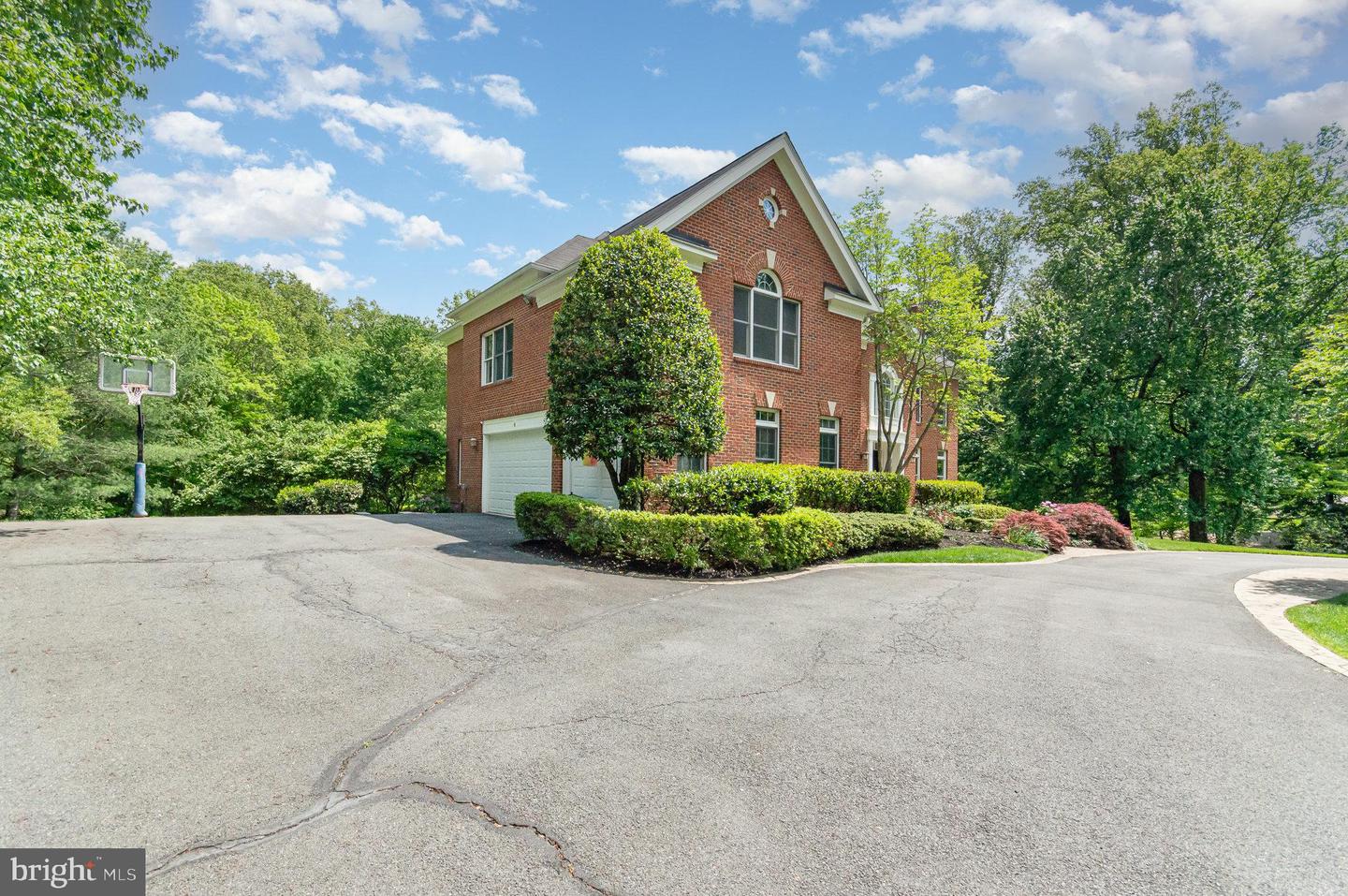 2091 HUNTERS CREST WAY, VIENNA, Virginia 22181, 6 Bedrooms Bedrooms, ,5 BathroomsBathrooms,Residential,For sale,2091 HUNTERS CREST WAY,VAFX2212048 MLS # VAFX2212048