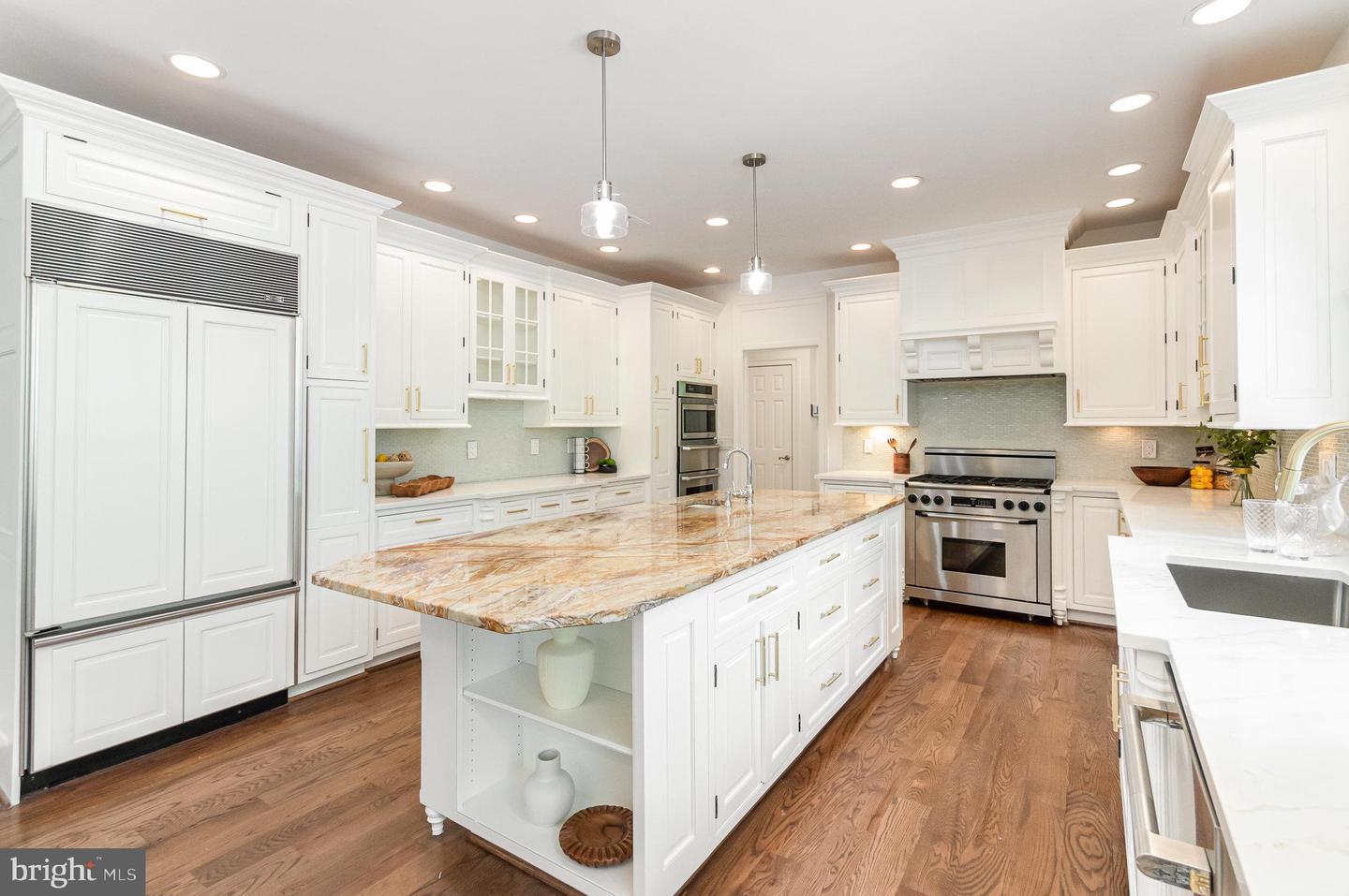 2091 HUNTERS CREST WAY, VIENNA, Virginia 22181, 6 Bedrooms Bedrooms, ,5 BathroomsBathrooms,Residential,For sale,2091 HUNTERS CREST WAY,VAFX2212048 MLS # VAFX2212048