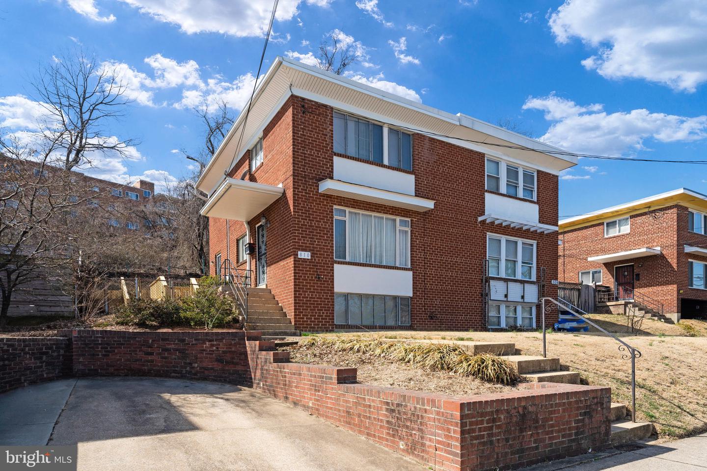 810 S DINWIDDIE ST, ARLINGTON, Virginia 22204, 3 Bedrooms Bedrooms, ,1 BathroomBathrooms,Residential,For sale,810 S DINWIDDIE ST,VAAR2054390 MLS # VAAR2054390