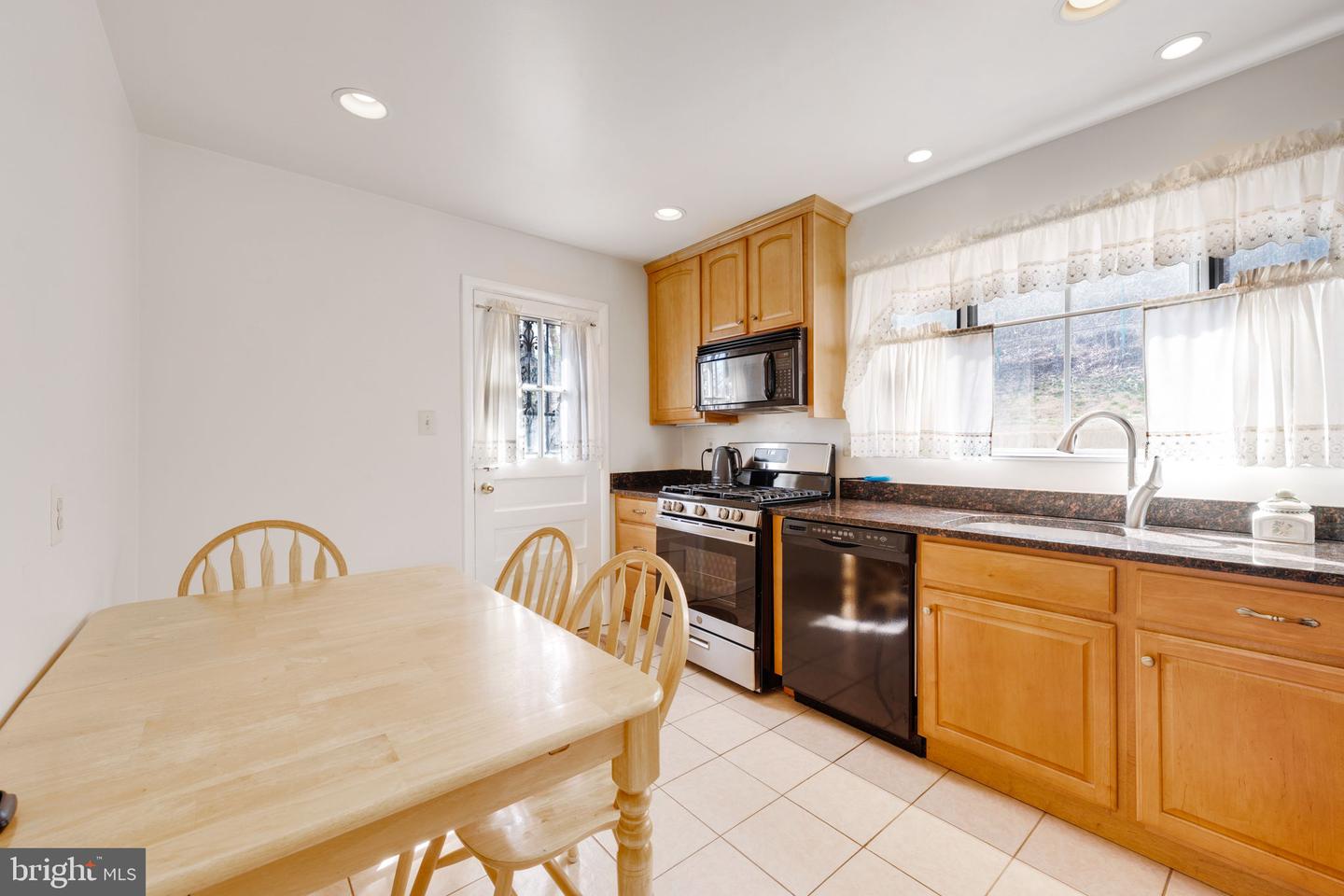810 S DINWIDDIE ST, ARLINGTON, Virginia 22204, 3 Bedrooms Bedrooms, ,1 BathroomBathrooms,Residential,For sale,810 S DINWIDDIE ST,VAAR2054390 MLS # VAAR2054390