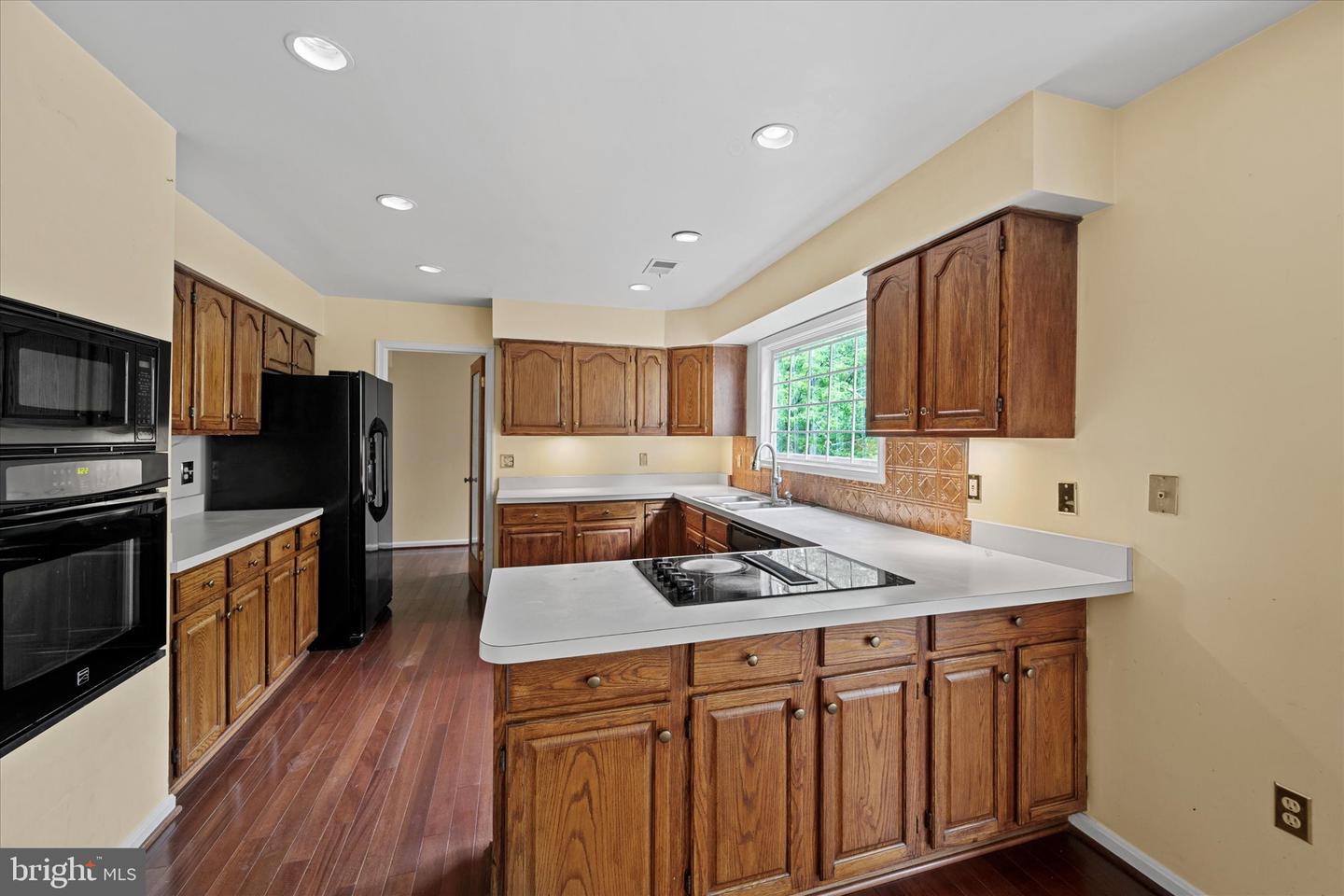 6832 COMPTON HEIGHTS CIR, CLIFTON, Virginia 20124, 5 Bedrooms Bedrooms, ,3 BathroomsBathrooms,Residential,For sale,6832 COMPTON HEIGHTS CIR,VAFX2229546 MLS # VAFX2229546