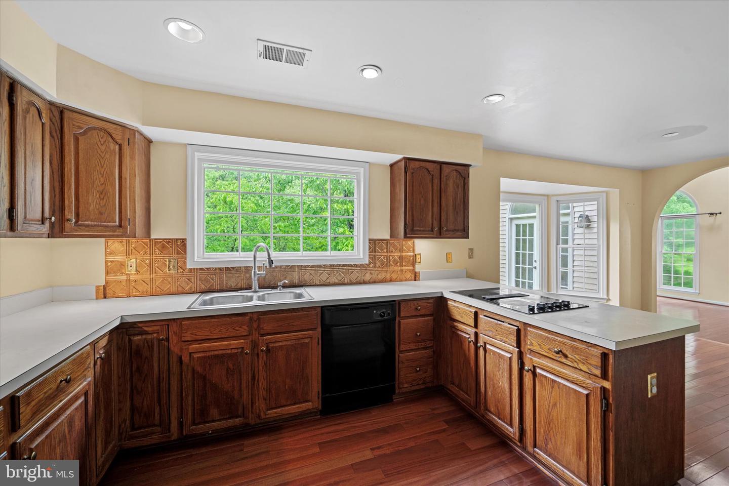 6832 COMPTON HEIGHTS CIR, CLIFTON, Virginia 20124, 5 Bedrooms Bedrooms, ,3 BathroomsBathrooms,Residential,For sale,6832 COMPTON HEIGHTS CIR,VAFX2229546 MLS # VAFX2229546