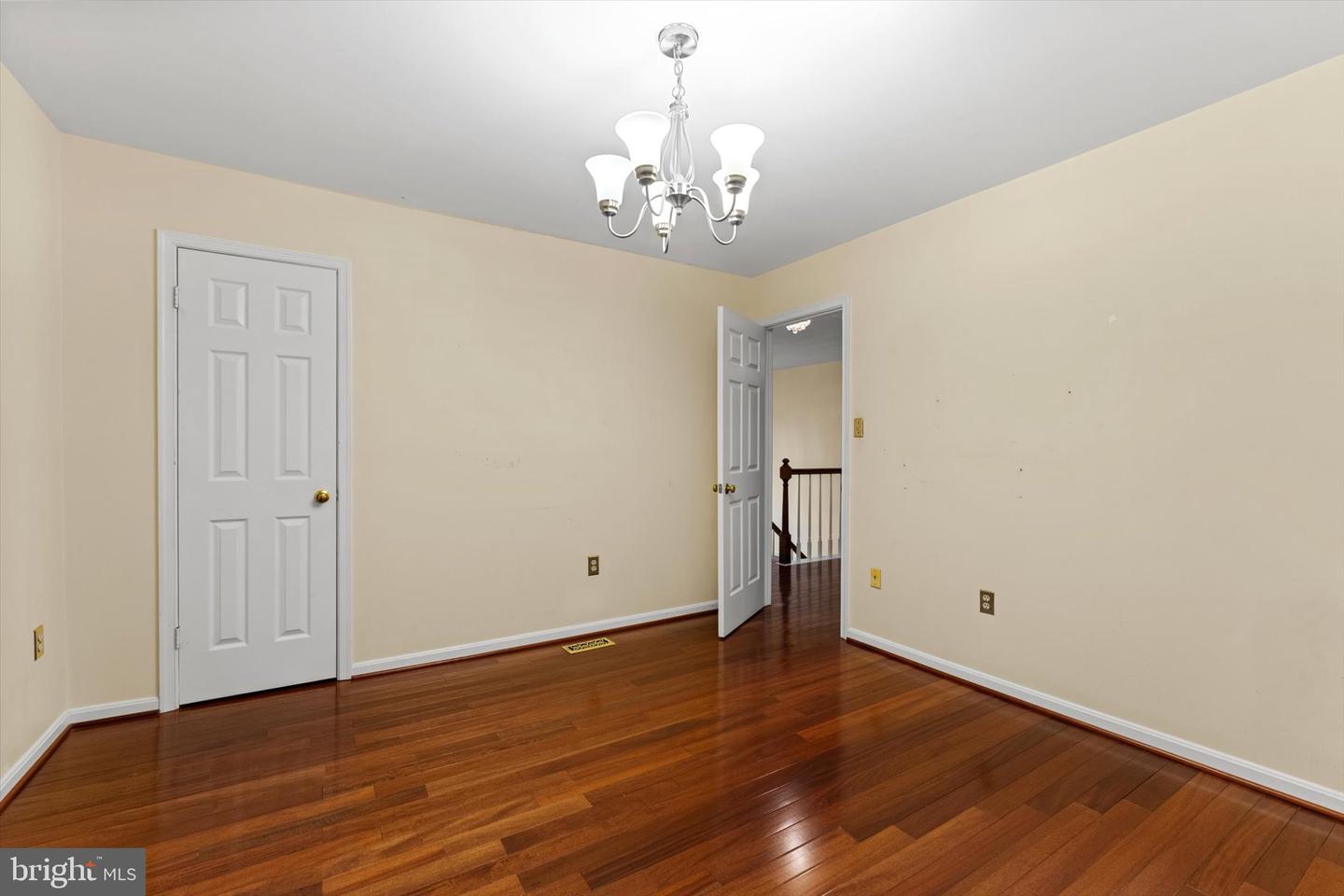 6832 COMPTON HEIGHTS CIR, CLIFTON, Virginia 20124, 5 Bedrooms Bedrooms, ,3 BathroomsBathrooms,Residential,For sale,6832 COMPTON HEIGHTS CIR,VAFX2229546 MLS # VAFX2229546