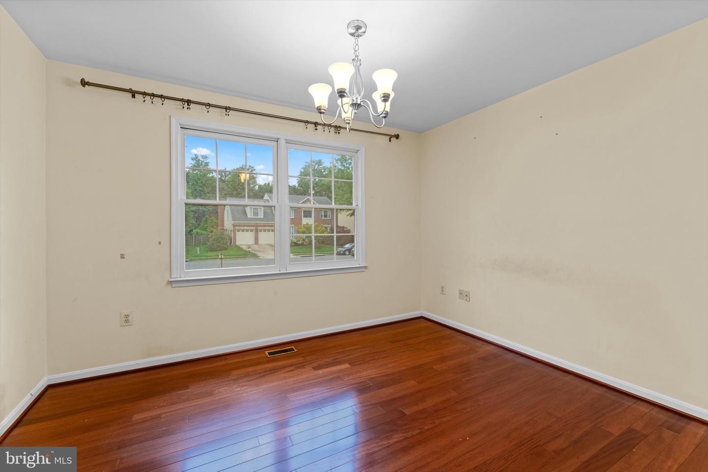 6832 COMPTON HEIGHTS CIR, CLIFTON, Virginia 20124, 5 Bedrooms Bedrooms, ,3 BathroomsBathrooms,Residential,For sale,6832 COMPTON HEIGHTS CIR,VAFX2229546 MLS # VAFX2229546