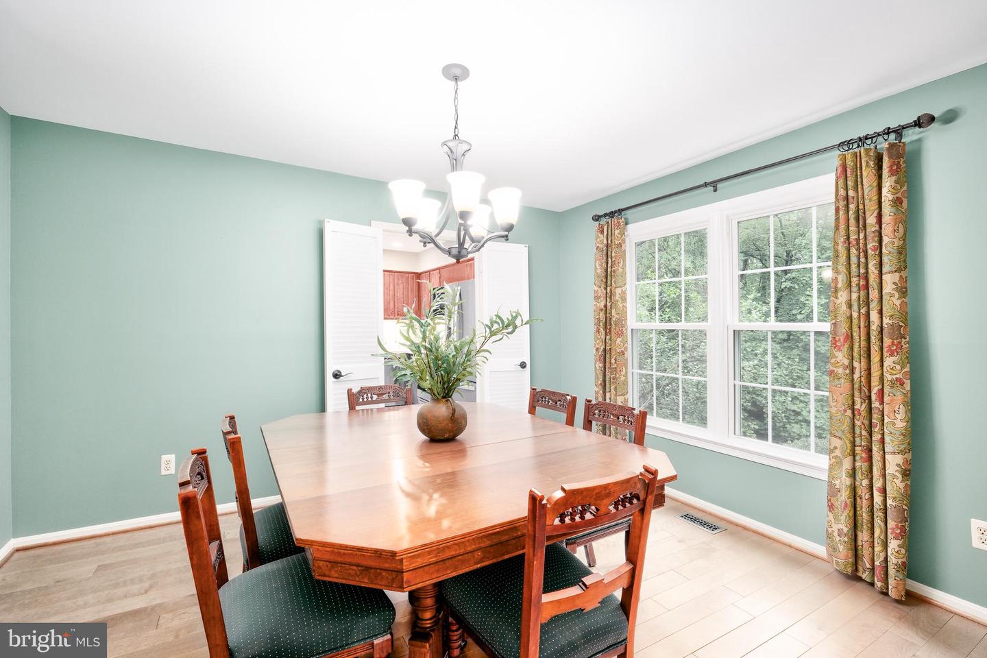 10702 DUNDAS OAK CT, BURKE, Virginia 22015, 4 Bedrooms Bedrooms, ,3 BathroomsBathrooms,Residential,For sale,10702 DUNDAS OAK CT,VAFX2229888 MLS # VAFX2229888