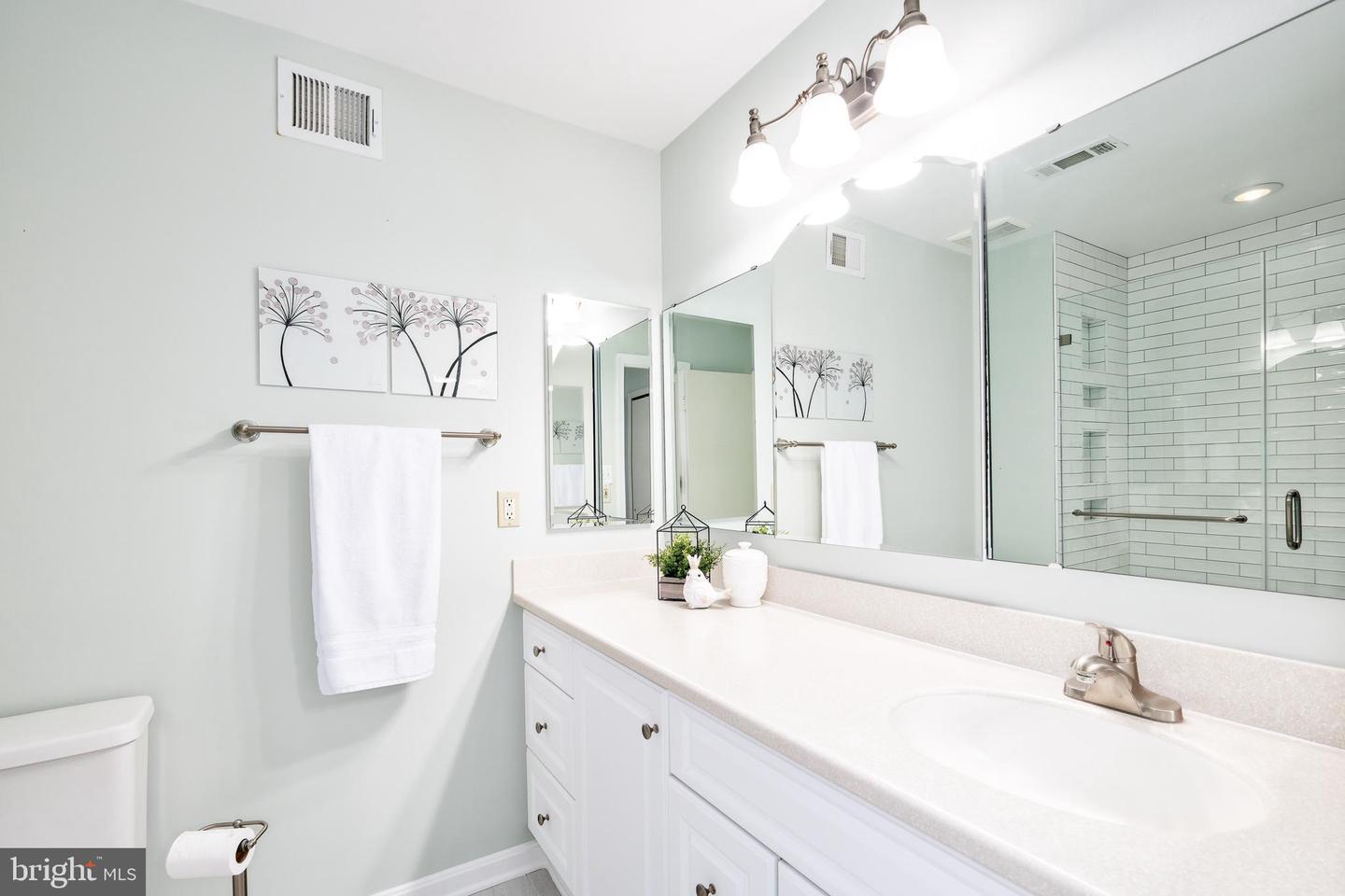 10702 DUNDAS OAK CT, BURKE, Virginia 22015, 4 Bedrooms Bedrooms, ,3 BathroomsBathrooms,Residential,For sale,10702 DUNDAS OAK CT,VAFX2229888 MLS # VAFX2229888