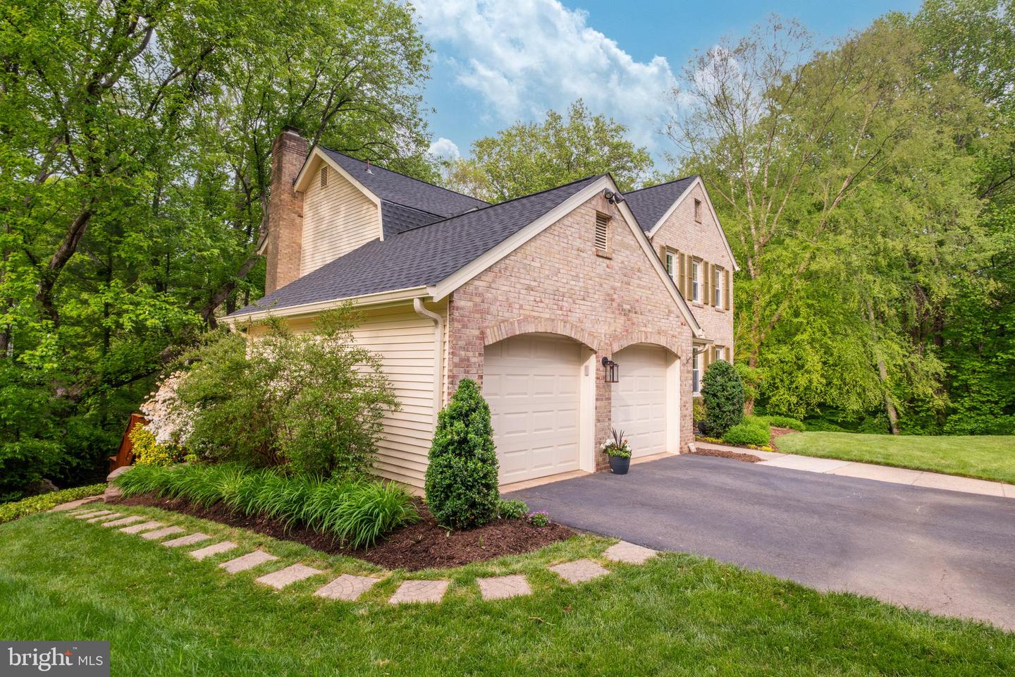 10702 DUNDAS OAK CT, BURKE, Virginia 22015, 4 Bedrooms Bedrooms, ,3 BathroomsBathrooms,Residential,For sale,10702 DUNDAS OAK CT,VAFX2229888 MLS # VAFX2229888