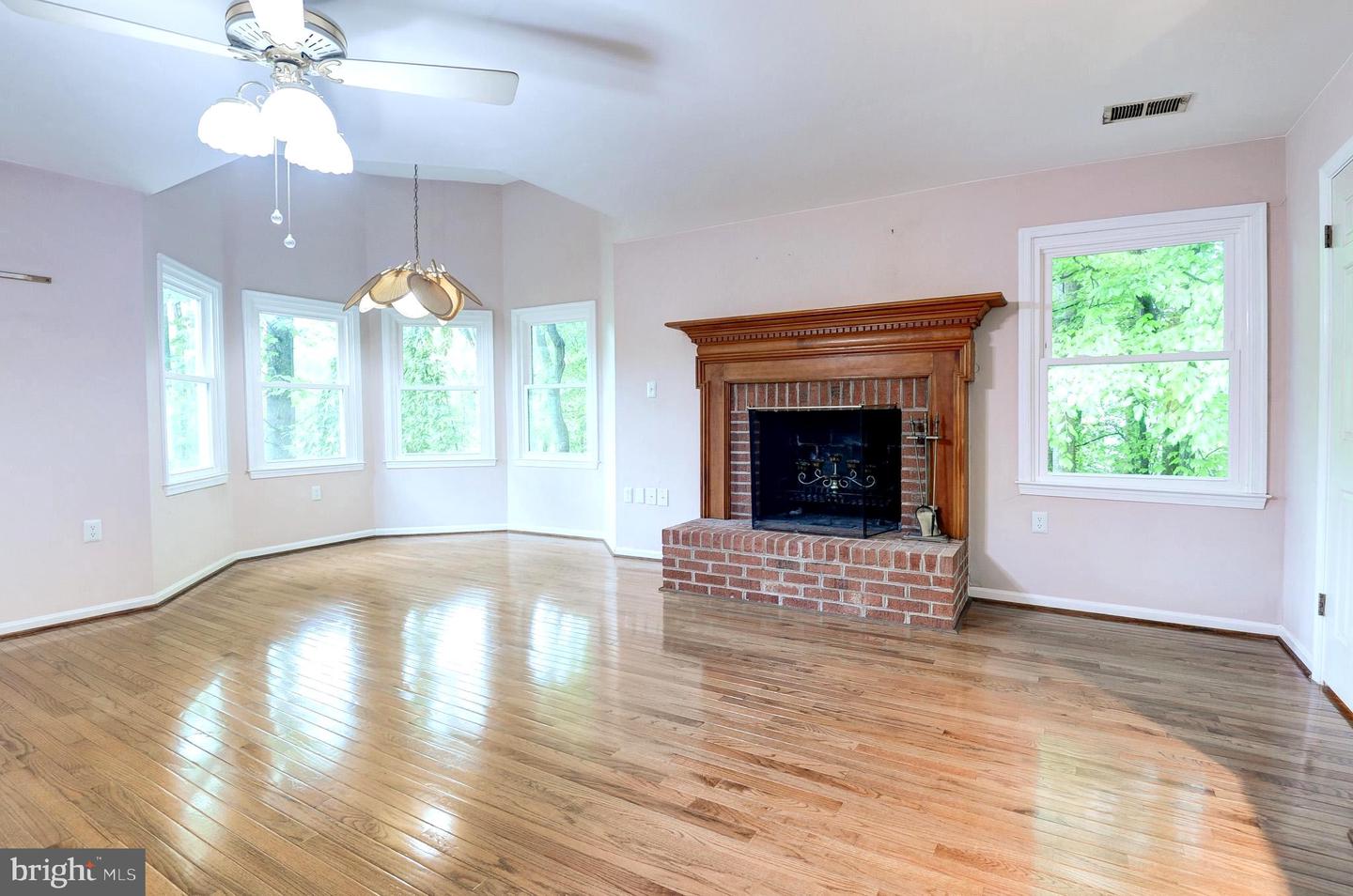 6814 BRADDOCK RD, ANNANDALE, Virginia 22003, 3 Bedrooms Bedrooms, ,3 BathroomsBathrooms,Residential,For sale,6814 BRADDOCK RD,VAFX2229952 MLS # VAFX2229952