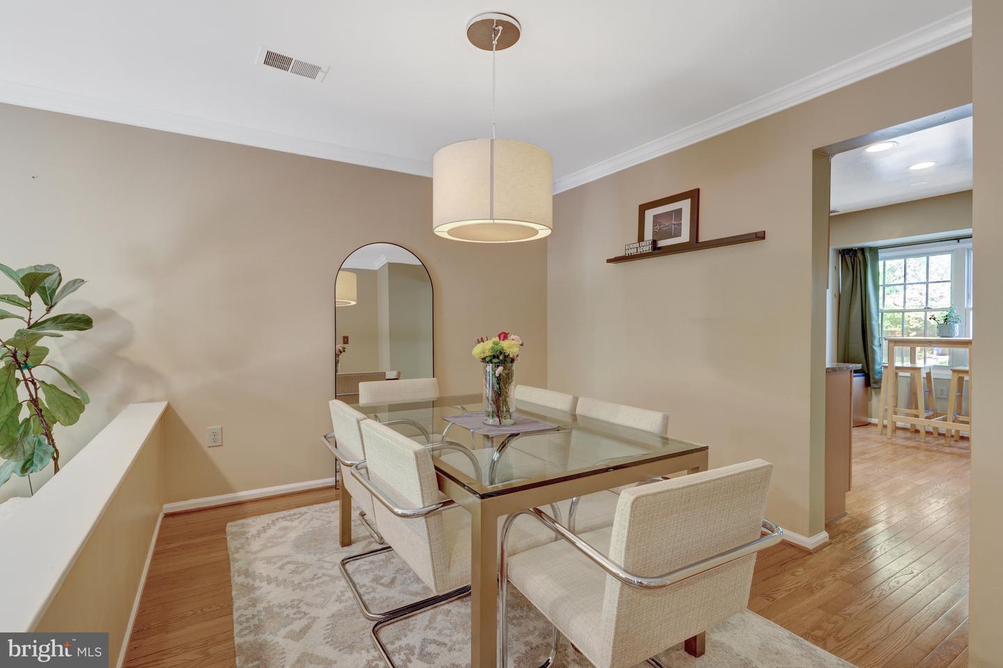 9857 OAKDALE WOODS CT, VIENNA, Virginia 22181, 3 Bedrooms Bedrooms, ,3 BathroomsBathrooms,Residential,For sale,9857 OAKDALE WOODS CT,VAFX2231272 MLS # VAFX2231272