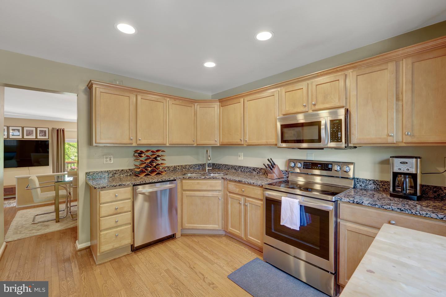 9857 OAKDALE WOODS CT, VIENNA, Virginia 22181, 3 Bedrooms Bedrooms, ,3 BathroomsBathrooms,Residential,For sale,9857 OAKDALE WOODS CT,VAFX2231272 MLS # VAFX2231272