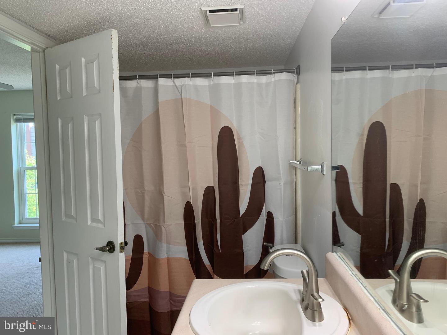 1504 LINCOLN WAY #305, MCLEAN, Virginia 22102, 1 Bedroom Bedrooms, ,1 BathroomBathrooms,Residential,For sale,1504 LINCOLN WAY #305,VAFX2232432 MLS # VAFX2232432