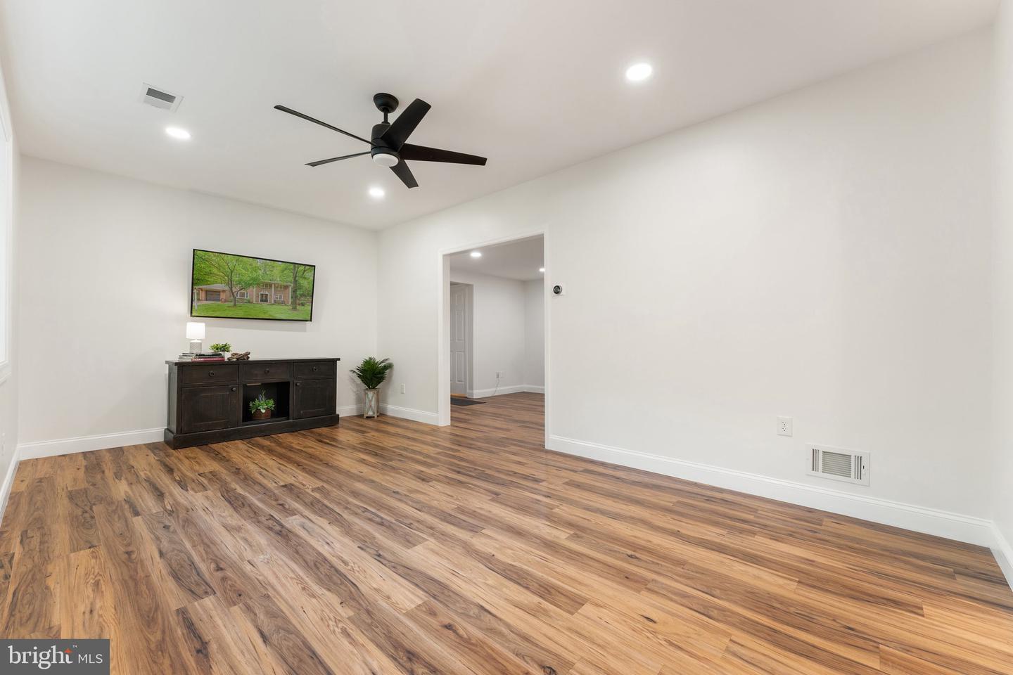 4906 HEVERSHAM CT, FAIRFAX, Virginia 22032, 4 Bedrooms Bedrooms, ,2 BathroomsBathrooms,Residential,For sale,4906 HEVERSHAM CT,VAFX2232158 MLS # VAFX2232158