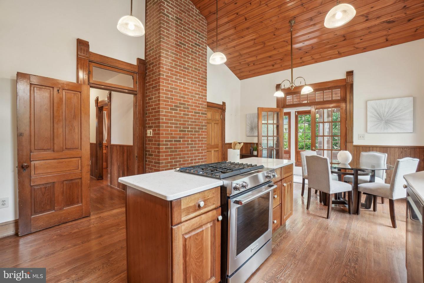 5727 2ND ST S, ARLINGTON, Virginia 22204, 4 Bedrooms Bedrooms, 8 Rooms Rooms,3 BathroomsBathrooms,Residential,For sale,5727 2ND ST S,VAAR2056012 MLS # VAAR2056012