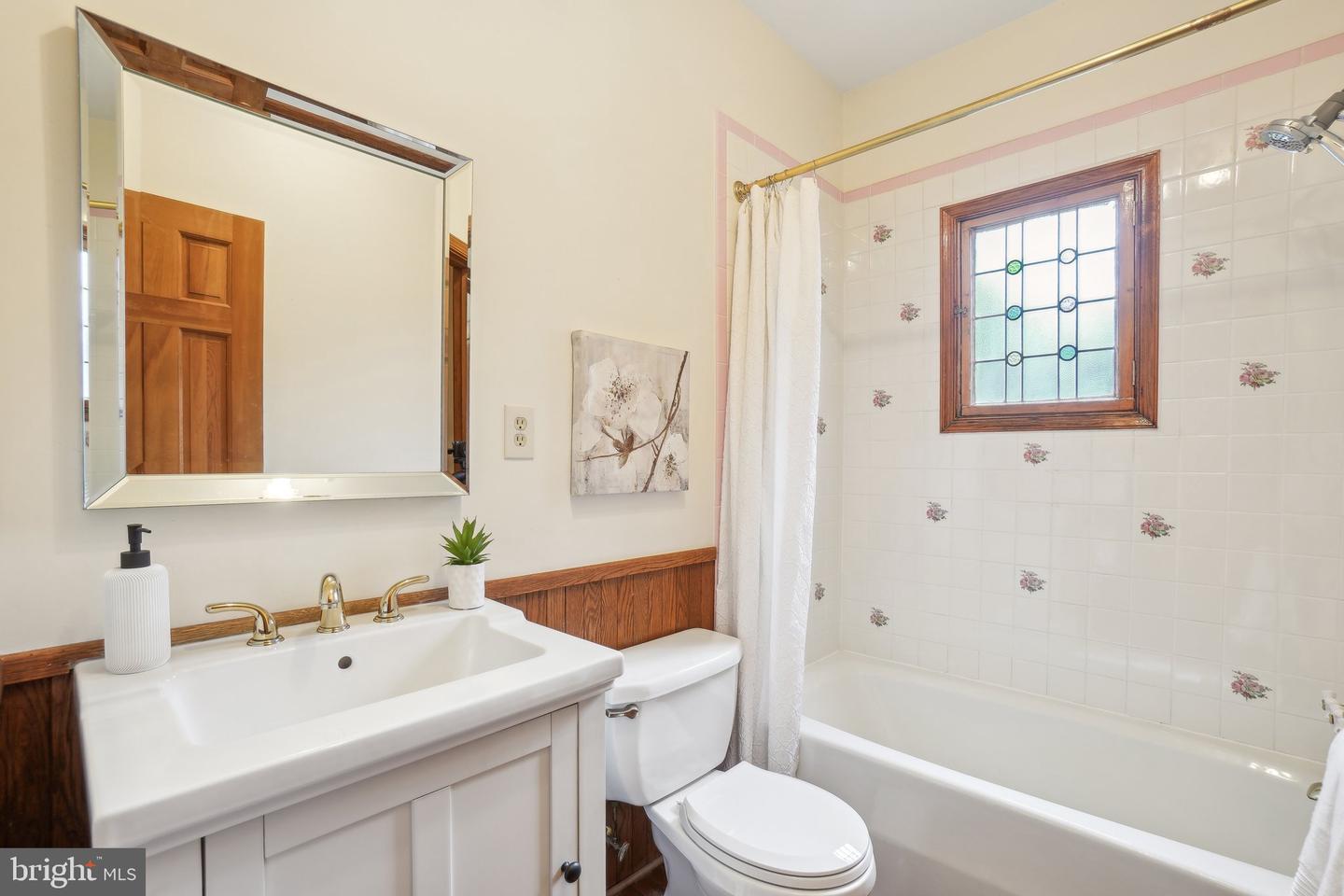 5727 2ND ST S, ARLINGTON, Virginia 22204, 4 Bedrooms Bedrooms, 8 Rooms Rooms,3 BathroomsBathrooms,Residential,For sale,5727 2ND ST S,VAAR2056012 MLS # VAAR2056012