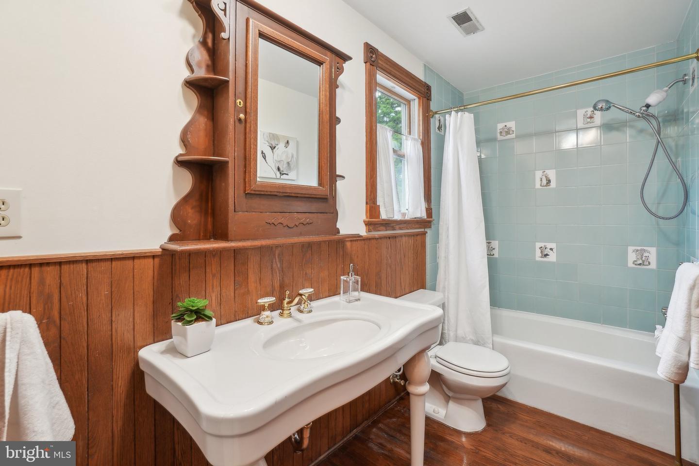 5727 2ND ST S, ARLINGTON, Virginia 22204, 4 Bedrooms Bedrooms, 8 Rooms Rooms,3 BathroomsBathrooms,Residential,For sale,5727 2ND ST S,VAAR2056012 MLS # VAAR2056012