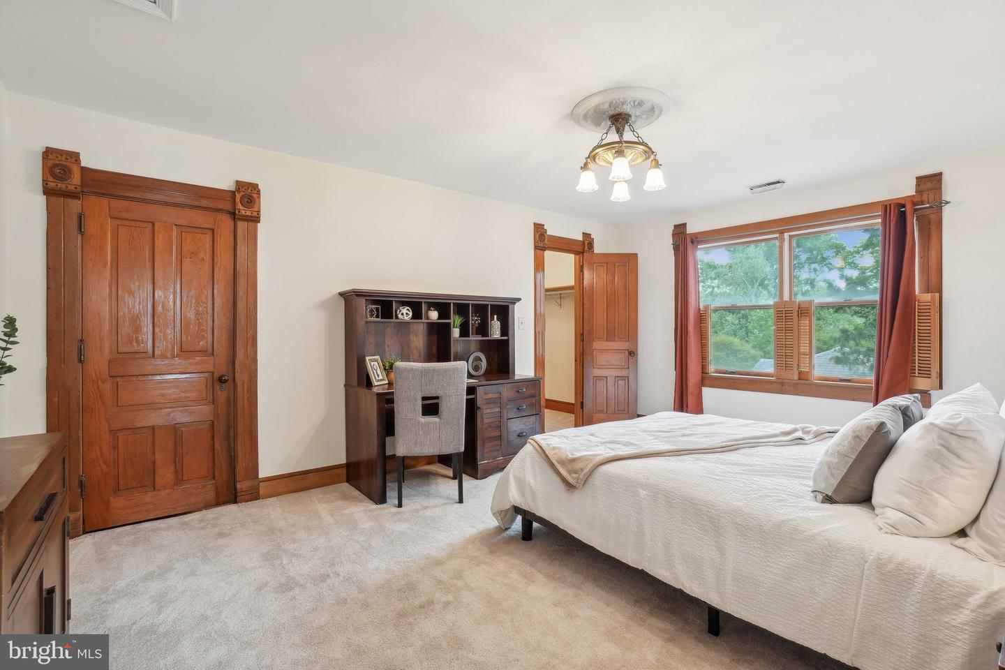 5727 2ND ST S, ARLINGTON, Virginia 22204, 4 Bedrooms Bedrooms, 8 Rooms Rooms,3 BathroomsBathrooms,Residential,For sale,5727 2ND ST S,VAAR2056012 MLS # VAAR2056012