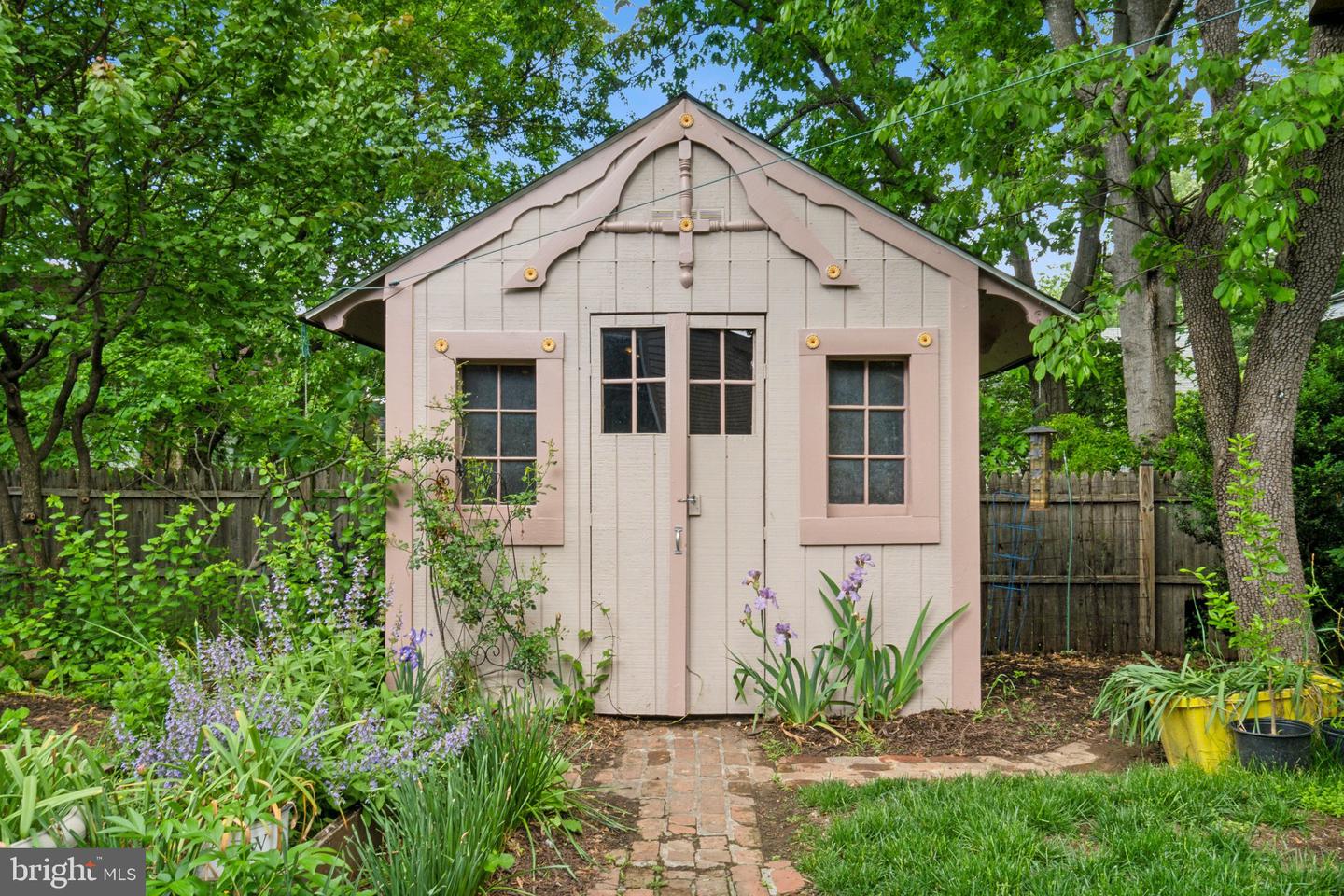 5727 2ND ST S, ARLINGTON, Virginia 22204, 4 Bedrooms Bedrooms, 8 Rooms Rooms,3 BathroomsBathrooms,Residential,For sale,5727 2ND ST S,VAAR2056012 MLS # VAAR2056012