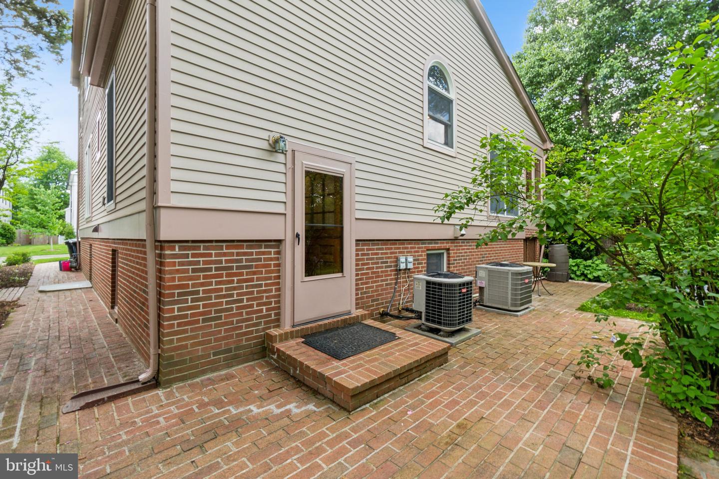 5727 2ND ST S, ARLINGTON, Virginia 22204, 4 Bedrooms Bedrooms, 8 Rooms Rooms,3 BathroomsBathrooms,Residential,For sale,5727 2ND ST S,VAAR2056012 MLS # VAAR2056012
