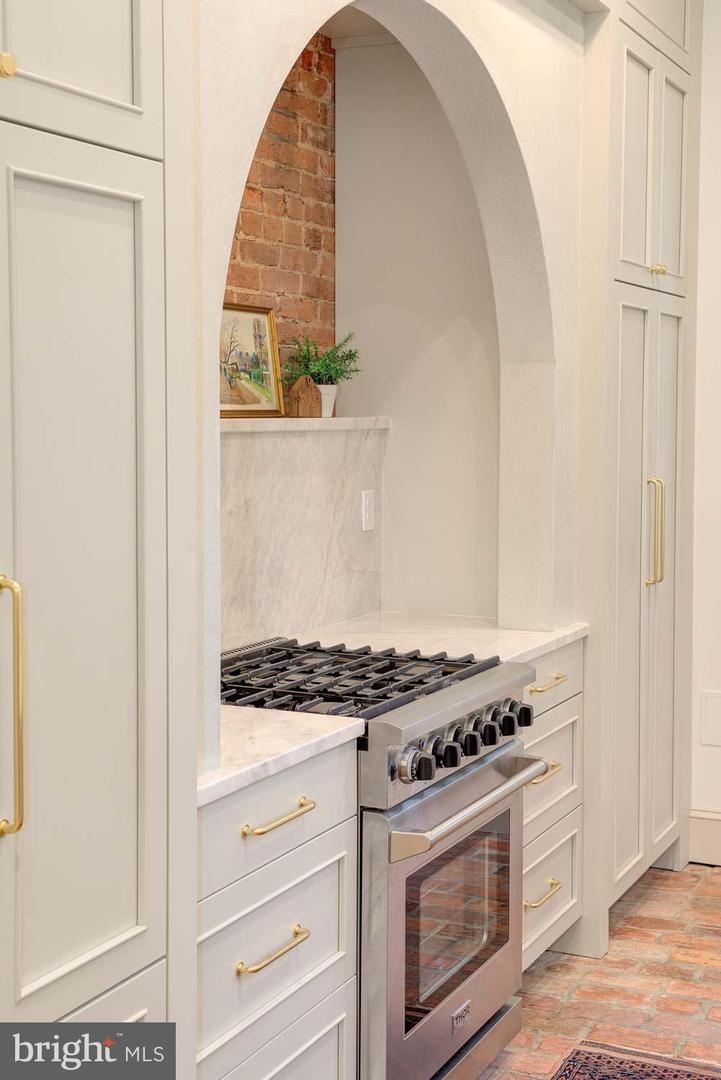 305 11TH ST SE, WASHINGTON, District Of Columbia 20003, 2 Bedrooms Bedrooms, ,2 BathroomsBathrooms,Residential,For sale,305 11TH ST SE,DCDC2195426 MLS # DCDC2195426
