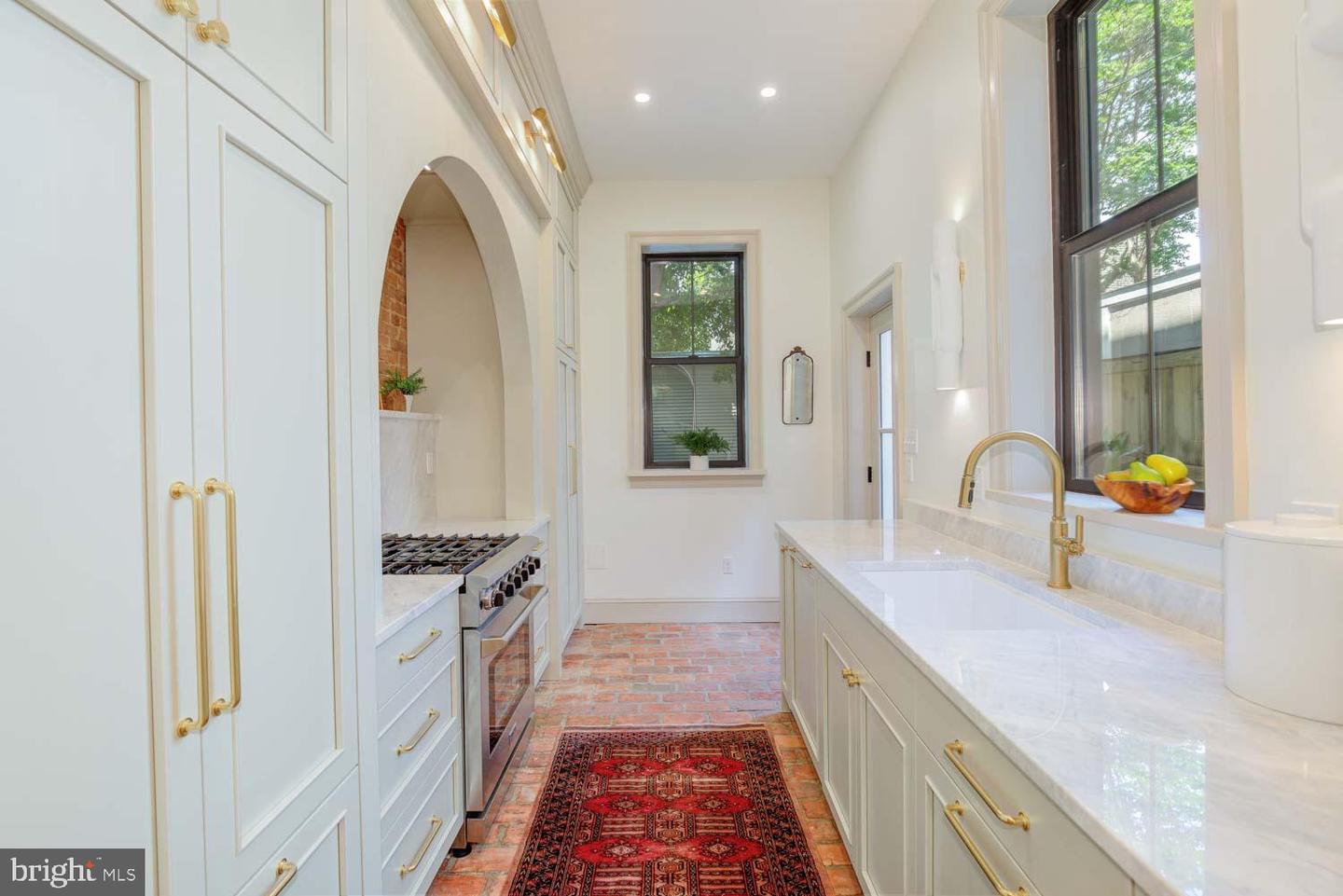 305 11TH ST SE, WASHINGTON, District Of Columbia 20003, 2 Bedrooms Bedrooms, ,2 BathroomsBathrooms,Residential,For sale,305 11TH ST SE,DCDC2195426 MLS # DCDC2195426