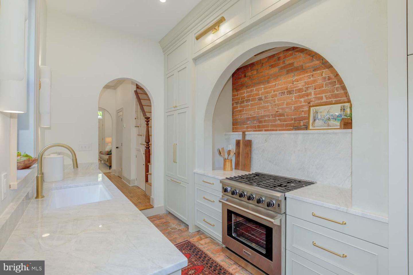 305 11TH ST SE, WASHINGTON, District Of Columbia 20003, 2 Bedrooms Bedrooms, ,2 BathroomsBathrooms,Residential,For sale,305 11TH ST SE,DCDC2195426 MLS # DCDC2195426