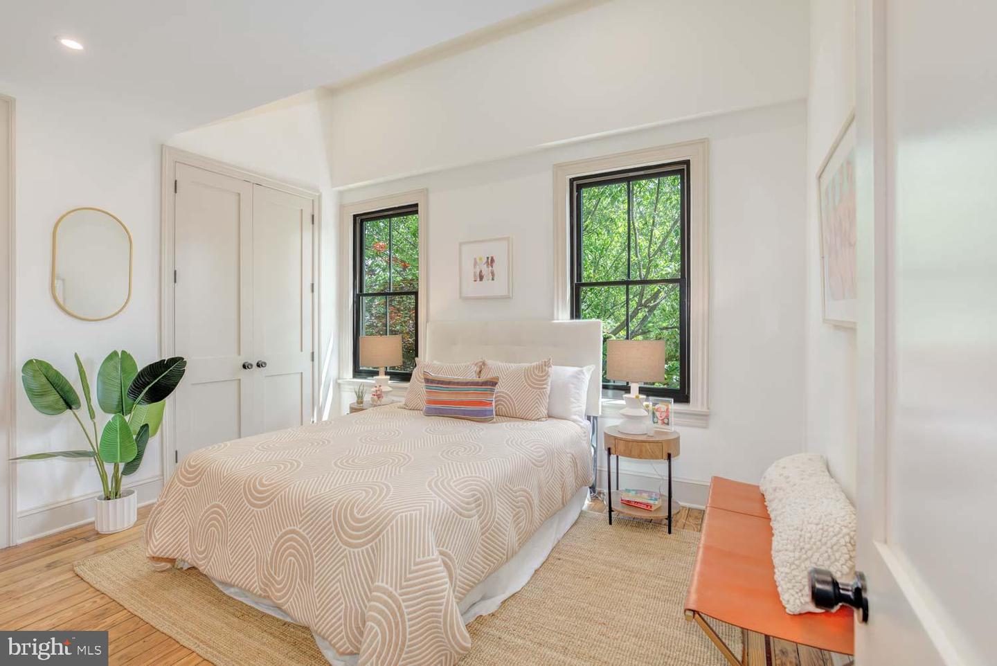 305 11TH ST SE, WASHINGTON, District Of Columbia 20003, 2 Bedrooms Bedrooms, ,2 BathroomsBathrooms,Residential,For sale,305 11TH ST SE,DCDC2195426 MLS # DCDC2195426
