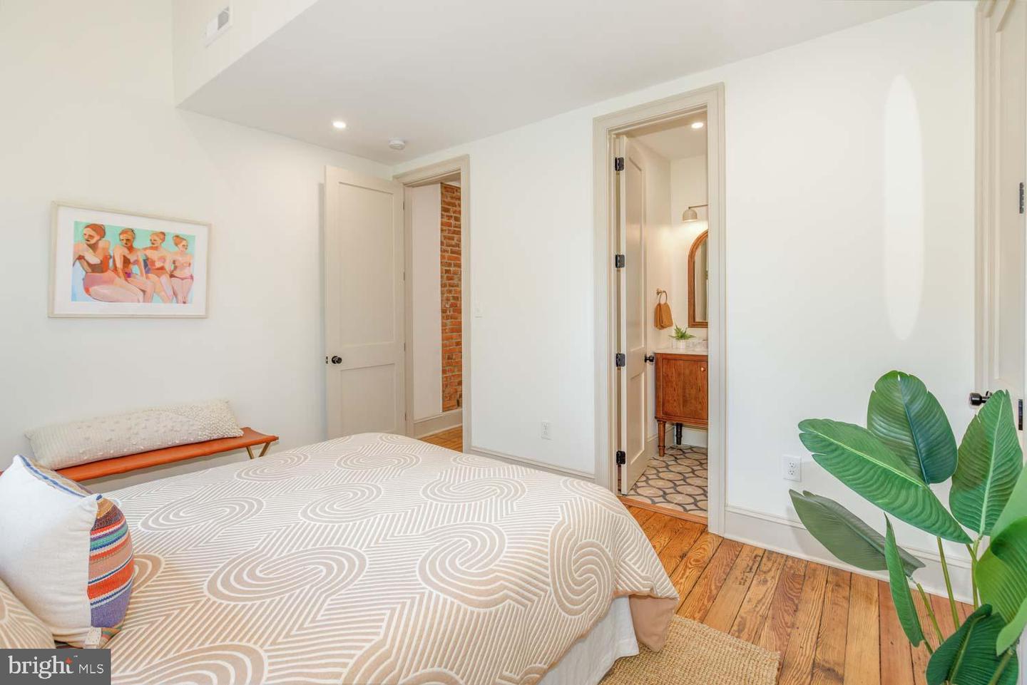 305 11TH ST SE, WASHINGTON, District Of Columbia 20003, 2 Bedrooms Bedrooms, ,2 BathroomsBathrooms,Residential,For sale,305 11TH ST SE,DCDC2195426 MLS # DCDC2195426
