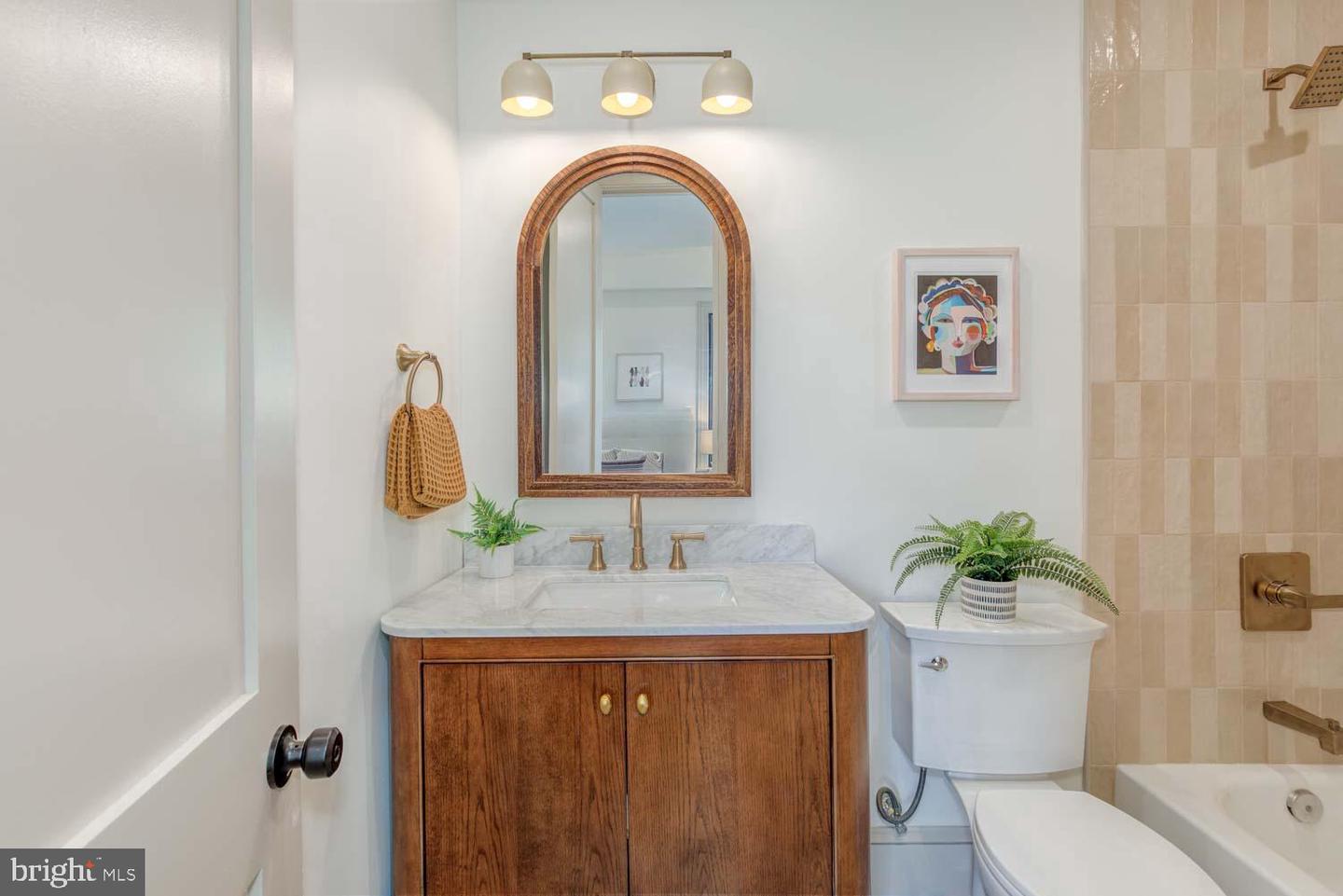 305 11TH ST SE, WASHINGTON, District Of Columbia 20003, 2 Bedrooms Bedrooms, ,2 BathroomsBathrooms,Residential,For sale,305 11TH ST SE,DCDC2195426 MLS # DCDC2195426