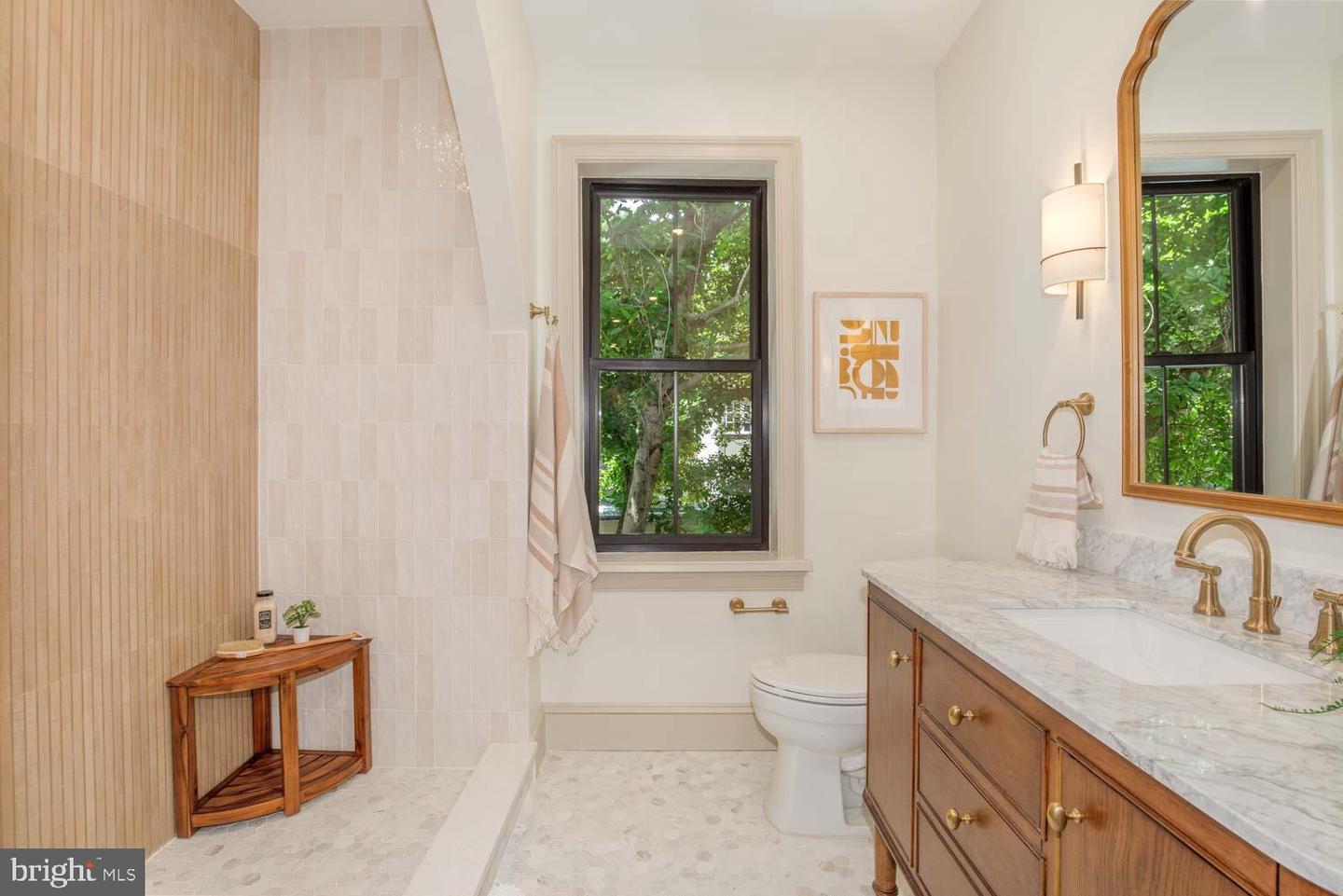 305 11TH ST SE, WASHINGTON, District Of Columbia 20003, 2 Bedrooms Bedrooms, ,2 BathroomsBathrooms,Residential,For sale,305 11TH ST SE,DCDC2195426 MLS # DCDC2195426