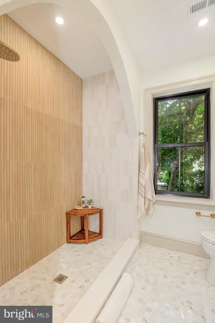 305 11TH ST SE, WASHINGTON, District Of Columbia 20003, 2 Bedrooms Bedrooms, ,2 BathroomsBathrooms,Residential,For sale,305 11TH ST SE,DCDC2195426 MLS # DCDC2195426