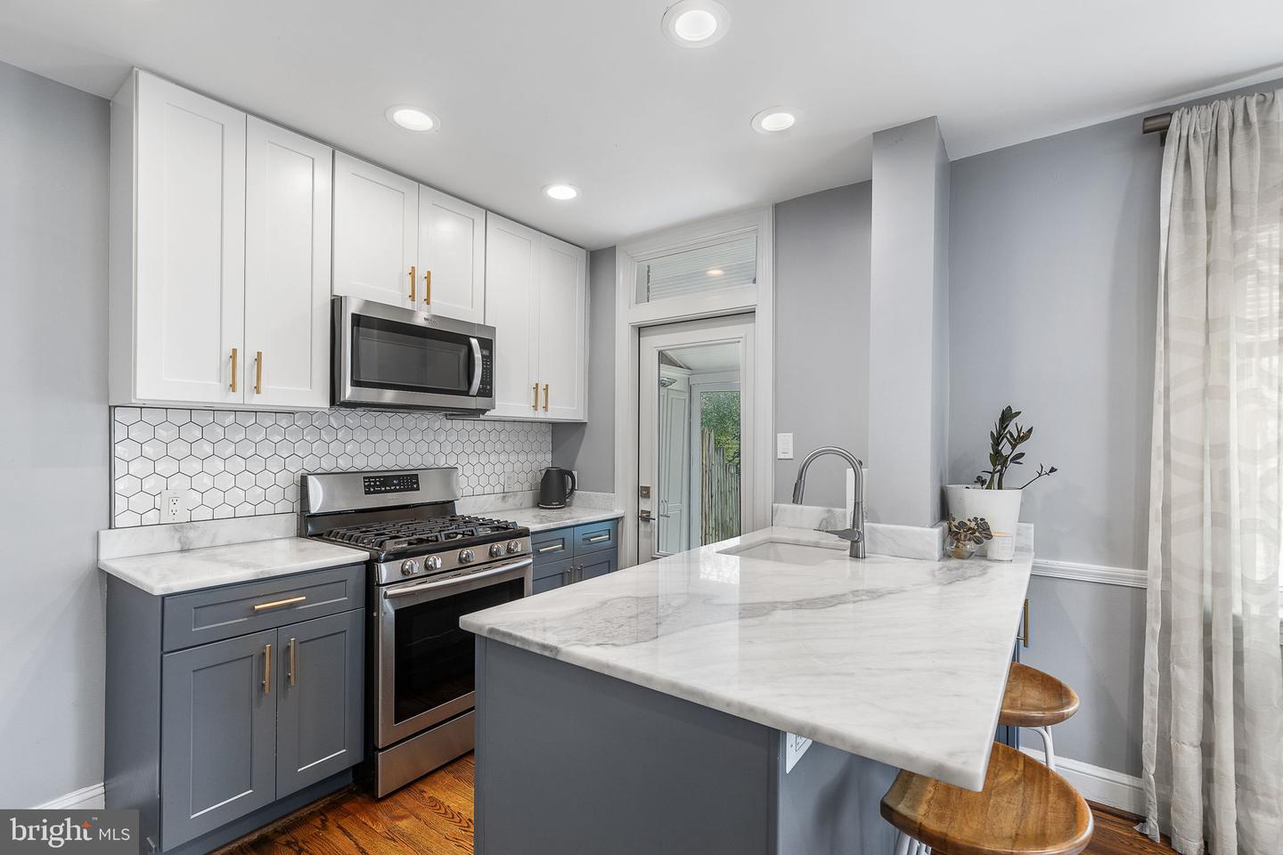 1228 N LINCOLN ST, ARLINGTON, Virginia 22201, 3 Bedrooms Bedrooms, ,2 BathroomsBathrooms,Residential,For sale,1228 N LINCOLN ST,VAAR2056166 MLS # VAAR2056166