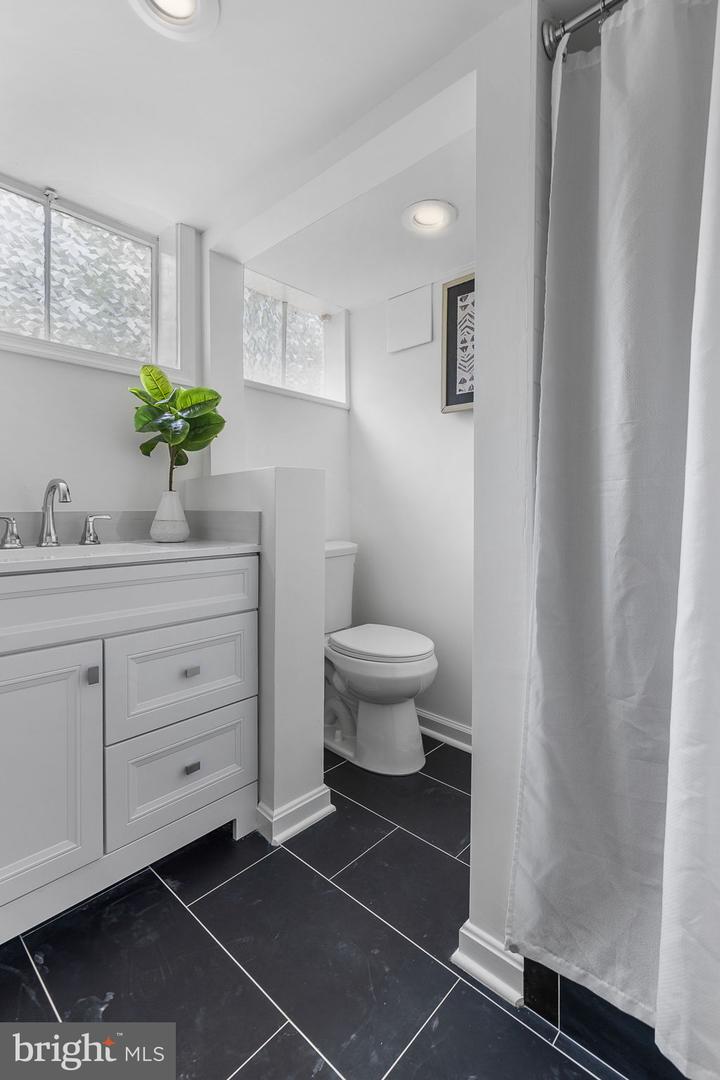 1228 N LINCOLN ST, ARLINGTON, Virginia 22201, 3 Bedrooms Bedrooms, ,2 BathroomsBathrooms,Residential,For sale,1228 N LINCOLN ST,VAAR2056166 MLS # VAAR2056166