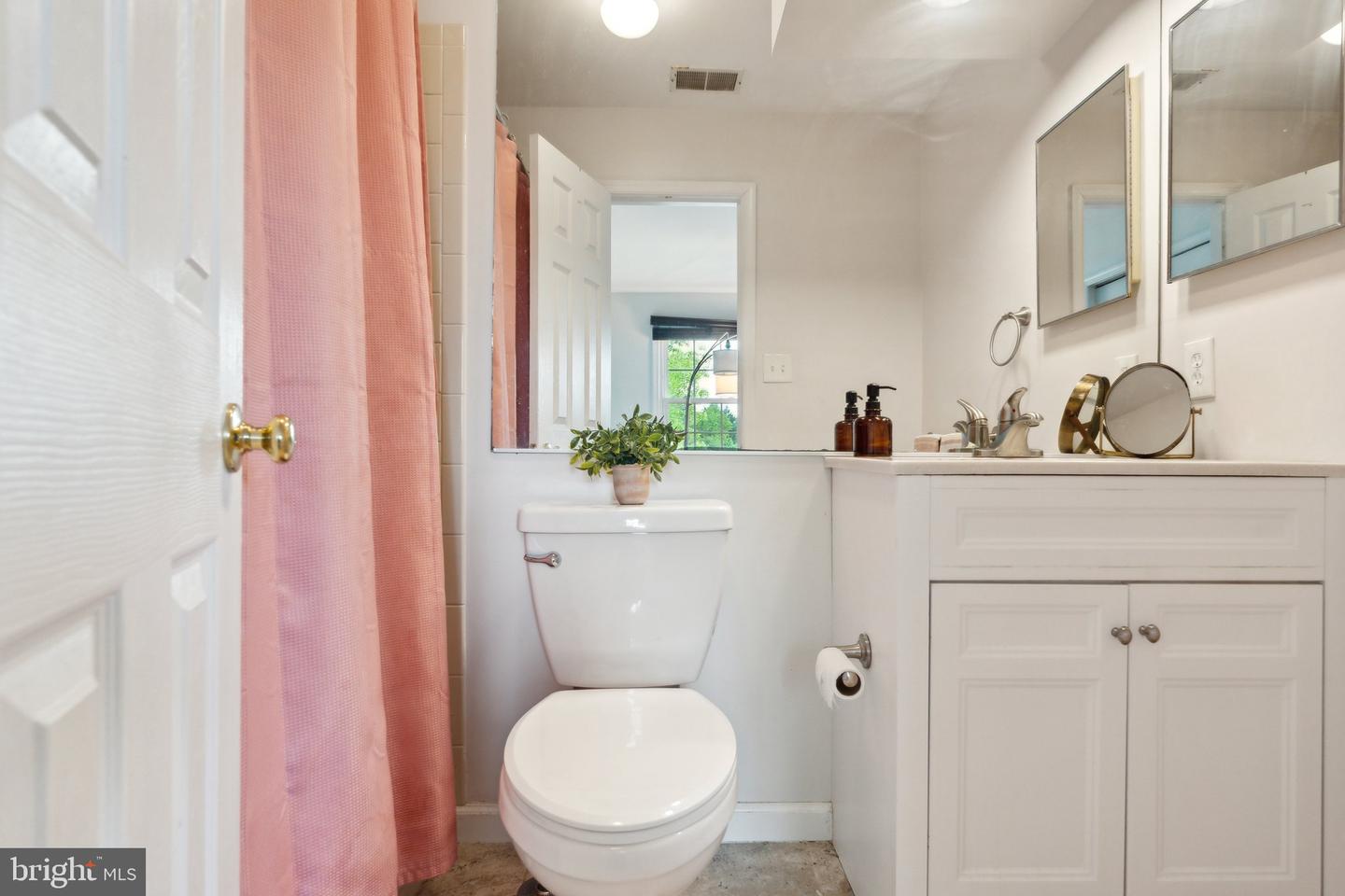 14724 FLOWER HILL DR, CENTREVILLE, Virginia 20120, 3 Bedrooms Bedrooms, ,3 BathroomsBathrooms,Residential,For sale,14724 FLOWER HILL DR,VAFX2235232 MLS # VAFX2235232