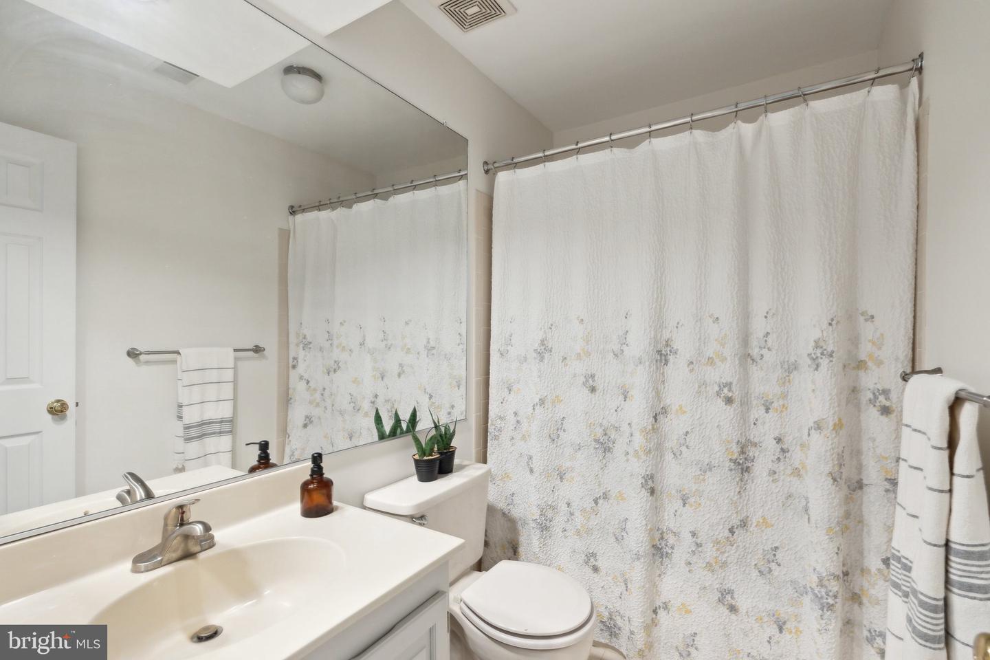 14724 FLOWER HILL DR, CENTREVILLE, Virginia 20120, 3 Bedrooms Bedrooms, ,3 BathroomsBathrooms,Residential,For sale,14724 FLOWER HILL DR,VAFX2235232 MLS # VAFX2235232