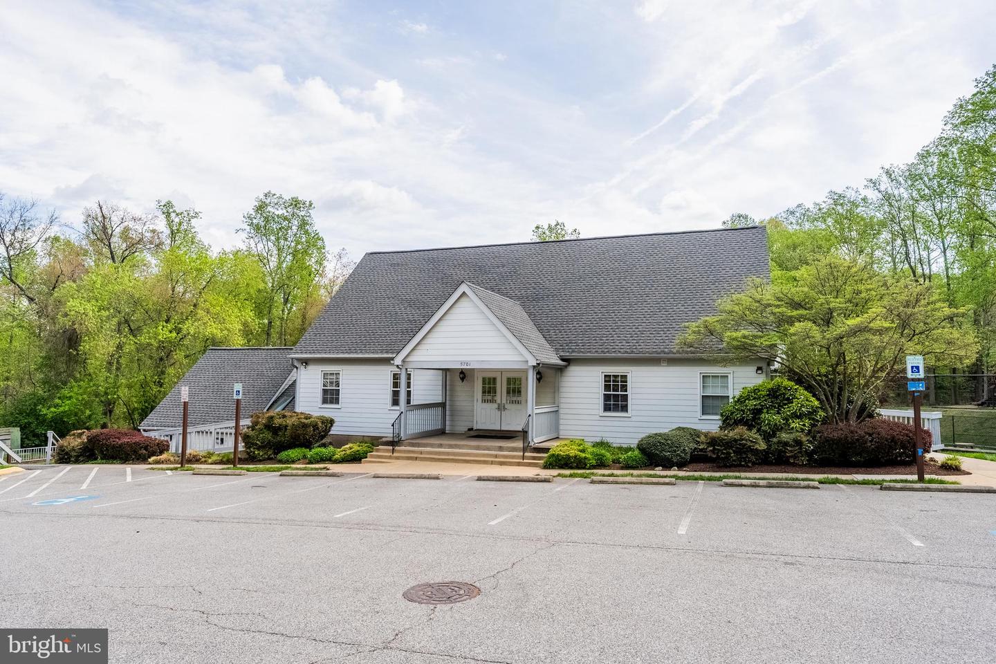 5610 SUMMER OAK WAY, BURKE, Virginia 22015, 4 Bedrooms Bedrooms, 8 Rooms Rooms,2 BathroomsBathrooms,Residential,For sale,5610 SUMMER OAK WAY,VAFX2235434 MLS # VAFX2235434