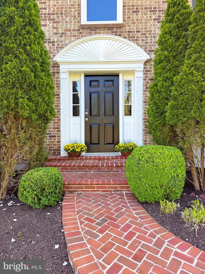 12042 SUGARLAND VALLEY DR, HERNDON, Virginia 20170, 5 Bedrooms Bedrooms, ,3 BathroomsBathrooms,Residential,For sale,12042 SUGARLAND VALLEY DR,VAFX2235718 MLS # VAFX2235718