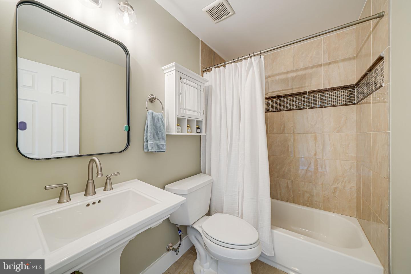 6943 28TH ST N, ARLINGTON, Virginia 22213, 4 Bedrooms Bedrooms, ,3 BathroomsBathrooms,Residential,For sale,6943 28TH ST N,VAAR2056426 MLS # VAAR2056426