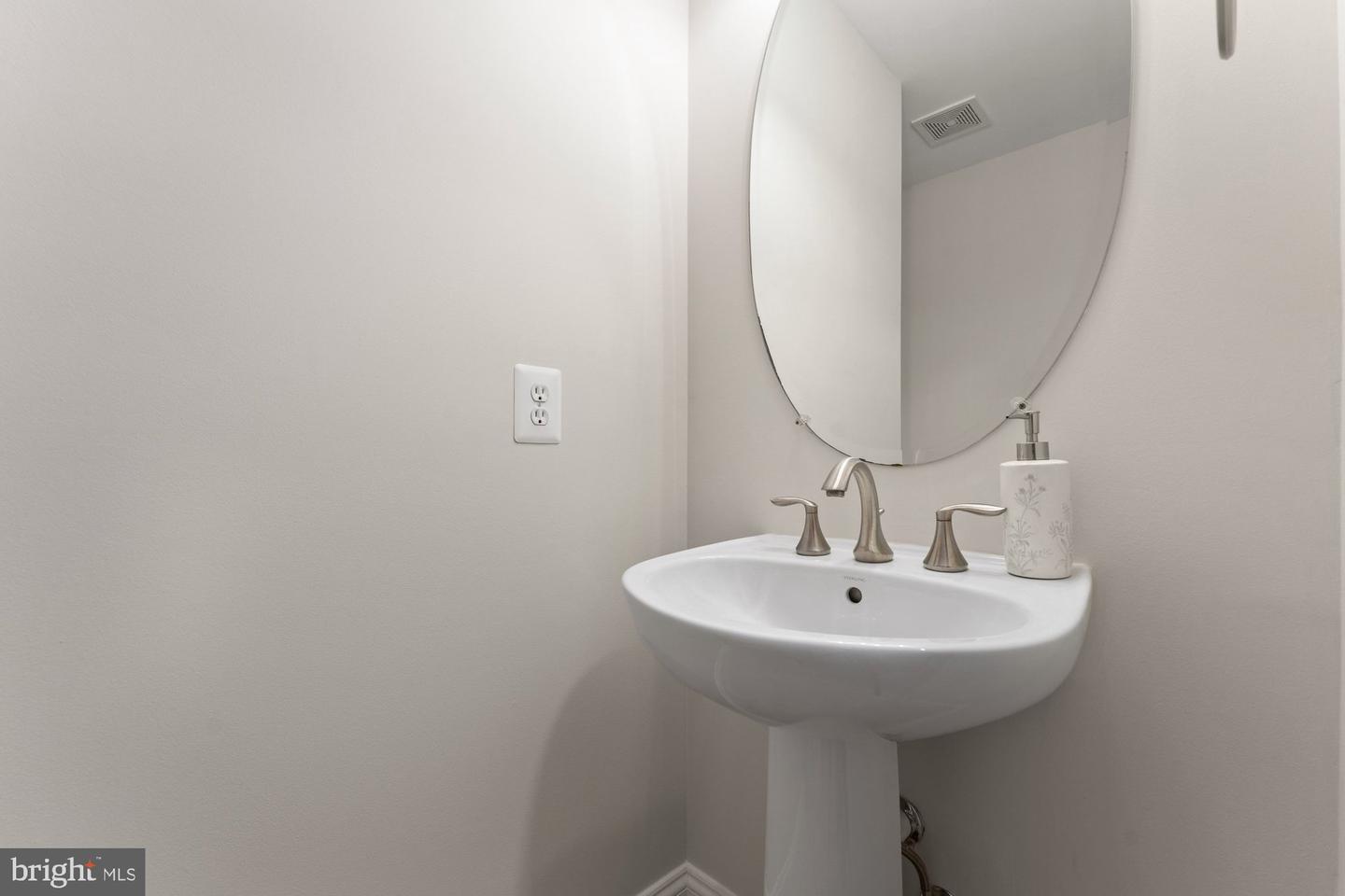 2791 MARYWOOD OAKS LN, VIENNA, Virginia 22181, 4 Bedrooms Bedrooms, ,3 BathroomsBathrooms,Residential,For sale,2791 MARYWOOD OAKS LN,VAFX2236580 MLS # VAFX2236580