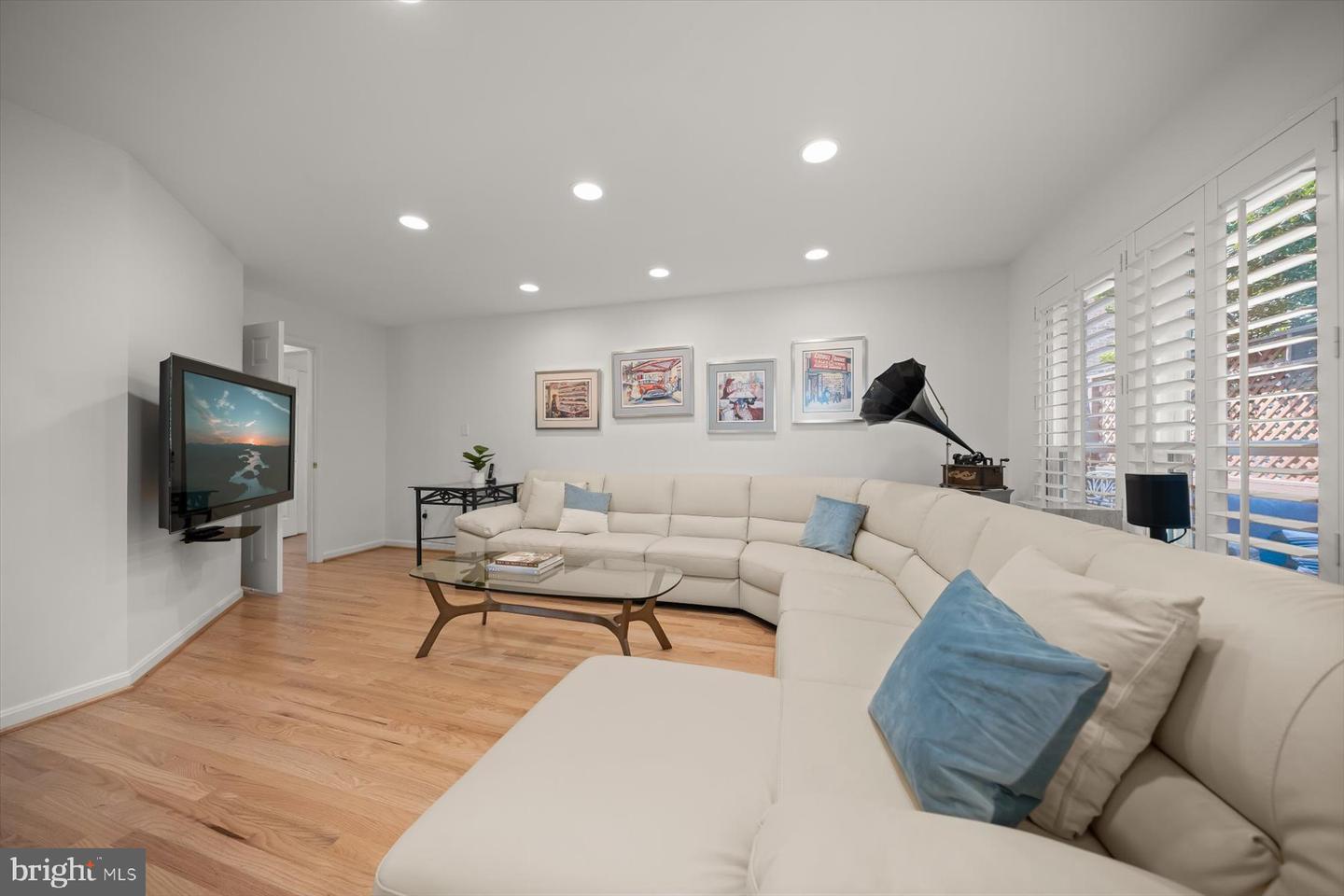 3422 SILVER MAPLE PL, FALLS CHURCH, Virginia 22042, 6 Bedrooms Bedrooms, ,5 BathroomsBathrooms,Residential,For sale,3422 SILVER MAPLE PL,VAFX2237834 MLS # VAFX2237834