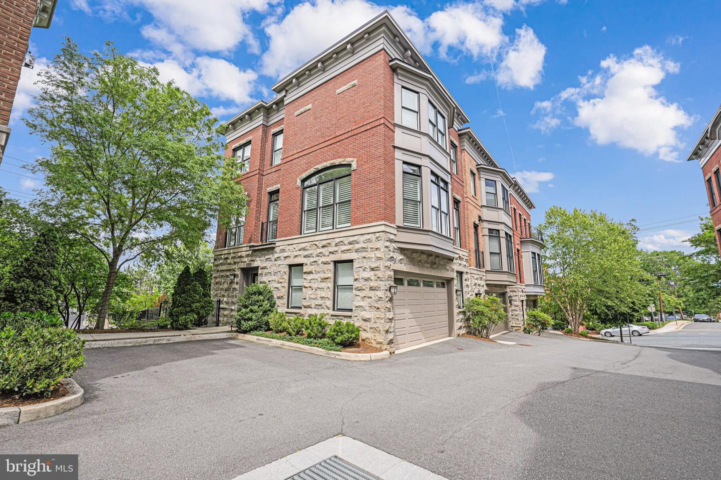 2205 19TH CT N, ARLINGTON, Virginia 22201, 4 Bedrooms Bedrooms, ,3 BathroomsBathrooms,Residential,For sale,2205 19TH CT N,VAAR2056830 MLS # VAAR2056830