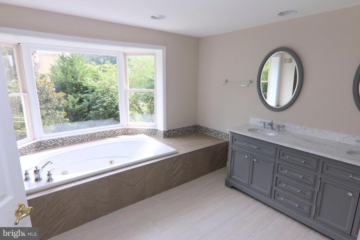 9724 MIDDLETON RIDGE RD, VIENNA, Virginia 22182, 5 Bedrooms Bedrooms, ,4 BathroomsBathrooms,Residential,For sale,9724 MIDDLETON RIDGE RD,VAFX2237948 MLS # VAFX2237948
