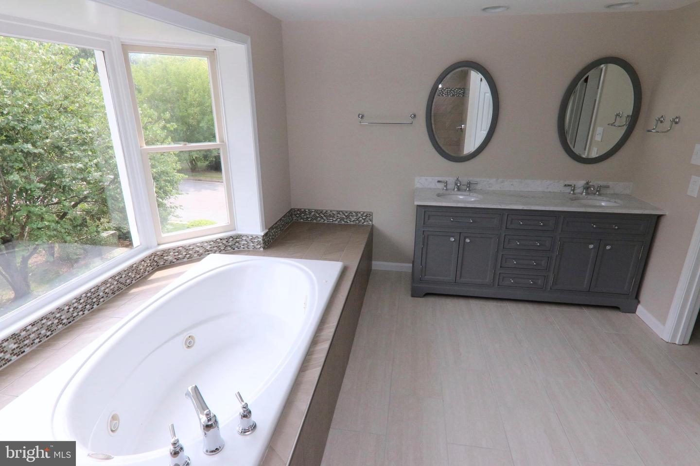 9724 MIDDLETON RIDGE RD, VIENNA, Virginia 22182, 5 Bedrooms Bedrooms, ,4 BathroomsBathrooms,Residential,For sale,9724 MIDDLETON RIDGE RD,VAFX2237948 MLS # VAFX2237948
