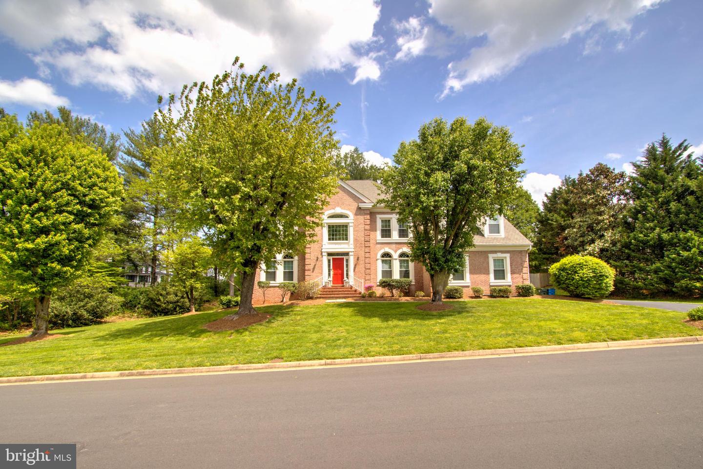 9724 MIDDLETON RIDGE RD, VIENNA, Virginia 22182, 5 Bedrooms Bedrooms, ,4 BathroomsBathrooms,Residential,For sale,9724 MIDDLETON RIDGE RD,VAFX2237948 MLS # VAFX2237948