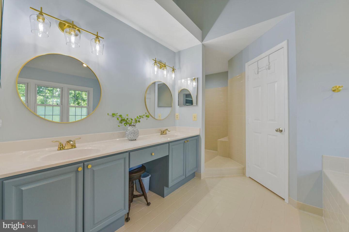 8102 CREEKVIEW DR, SPRINGFIELD, Virginia 22153, 4 Bedrooms Bedrooms, ,3 BathroomsBathrooms,Residential,For sale,8102 CREEKVIEW DR,VAFX2238576 MLS # VAFX2238576