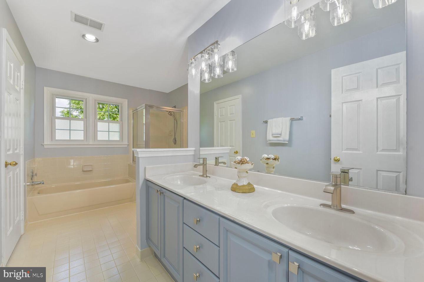 8102 CREEKVIEW DR, SPRINGFIELD, Virginia 22153, 4 Bedrooms Bedrooms, ,3 BathroomsBathrooms,Residential,For sale,8102 CREEKVIEW DR,VAFX2238576 MLS # VAFX2238576