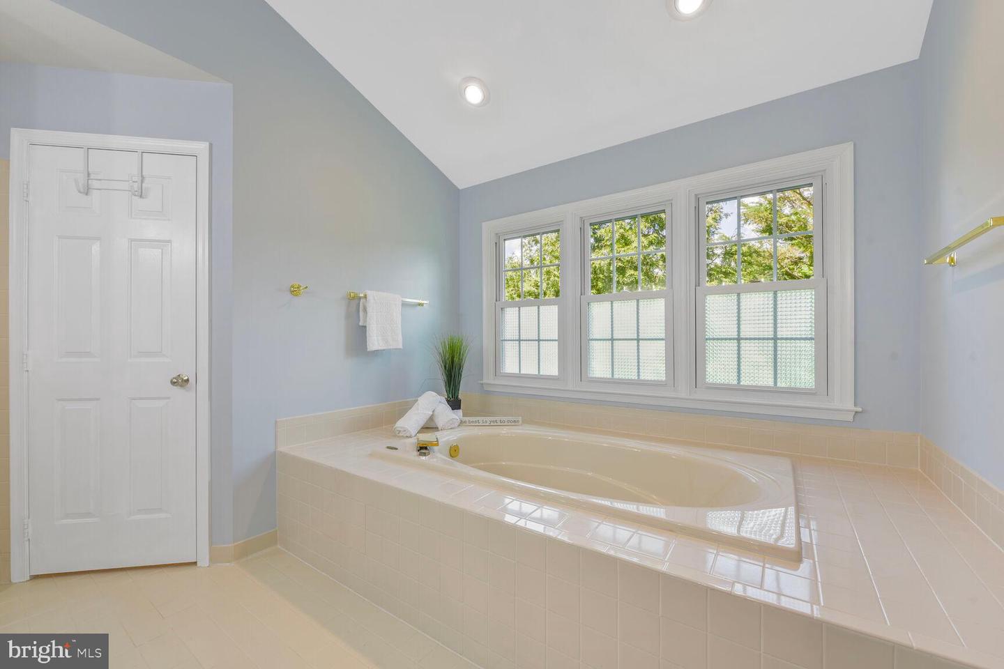 8102 CREEKVIEW DR, SPRINGFIELD, Virginia 22153, 4 Bedrooms Bedrooms, ,3 BathroomsBathrooms,Residential,For sale,8102 CREEKVIEW DR,VAFX2238576 MLS # VAFX2238576