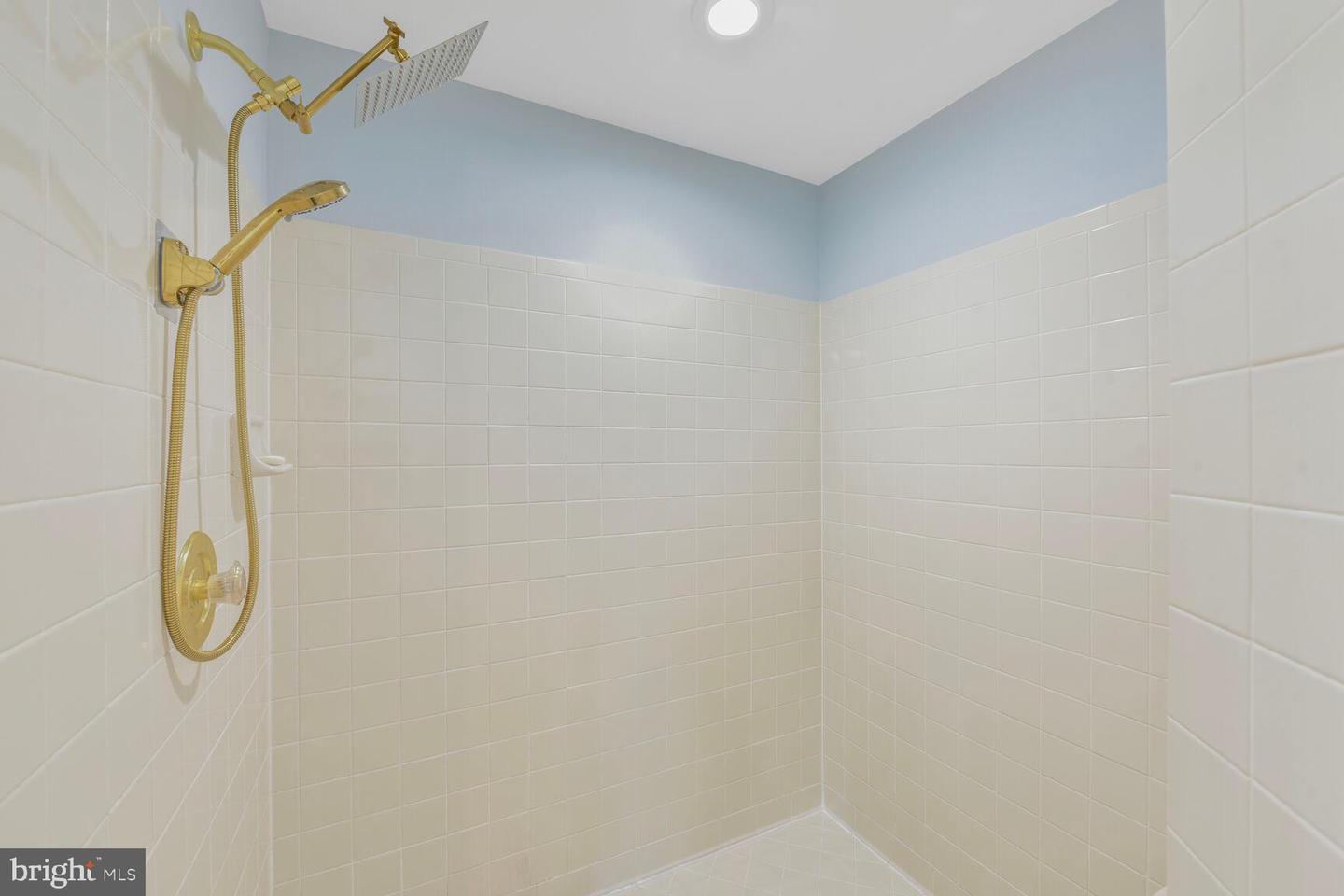 8102 CREEKVIEW DR, SPRINGFIELD, Virginia 22153, 4 Bedrooms Bedrooms, ,3 BathroomsBathrooms,Residential,For sale,8102 CREEKVIEW DR,VAFX2238576 MLS # VAFX2238576