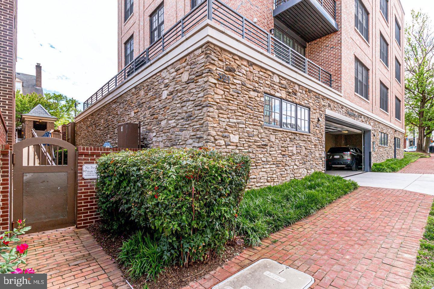 521 N WASHINGTON ST #201, ALEXANDRIA, Virginia 22314, 2 Bedrooms Bedrooms, ,2 BathroomsBathrooms,Residential,For sale,521 N WASHINGTON ST #201,VAAX2044950 MLS # VAAX2044950